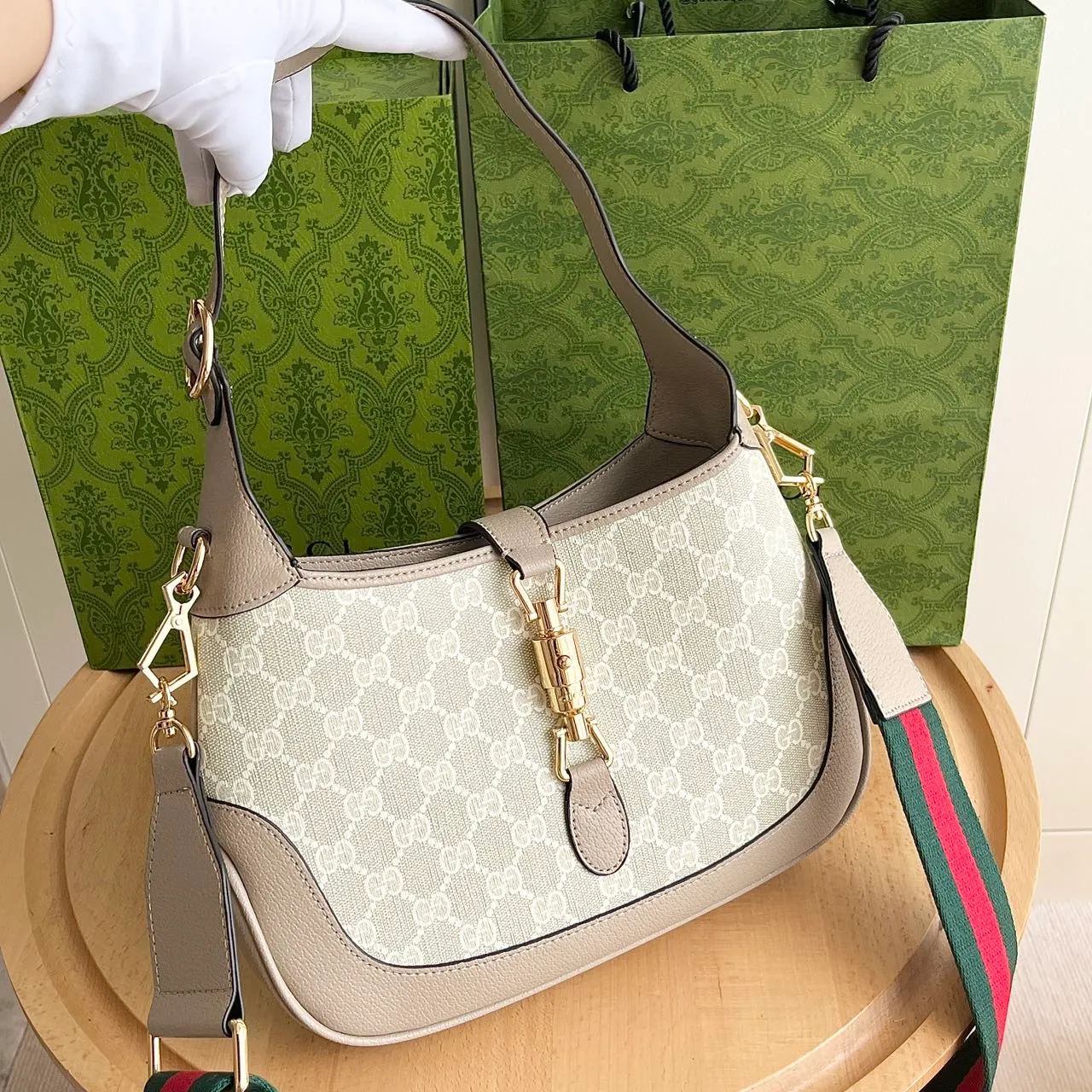 Actual shot #💰340 Model: 678843. Oats Dimensions: 28x 19x 4.5cm.   💕💕Gucci UN3AG 1294 product details. Gucci's "Aria-Fashion Aria" series uses modern techniques to reinterpret classics. The Jackie 1961 series has launched a new rectangular tote bag with soft texture and flexible structure. The archive design is paired with logo details such as the all-over GG pattern and striped webbing, and exquisite accessories pay tribute to Gucci's heritage.