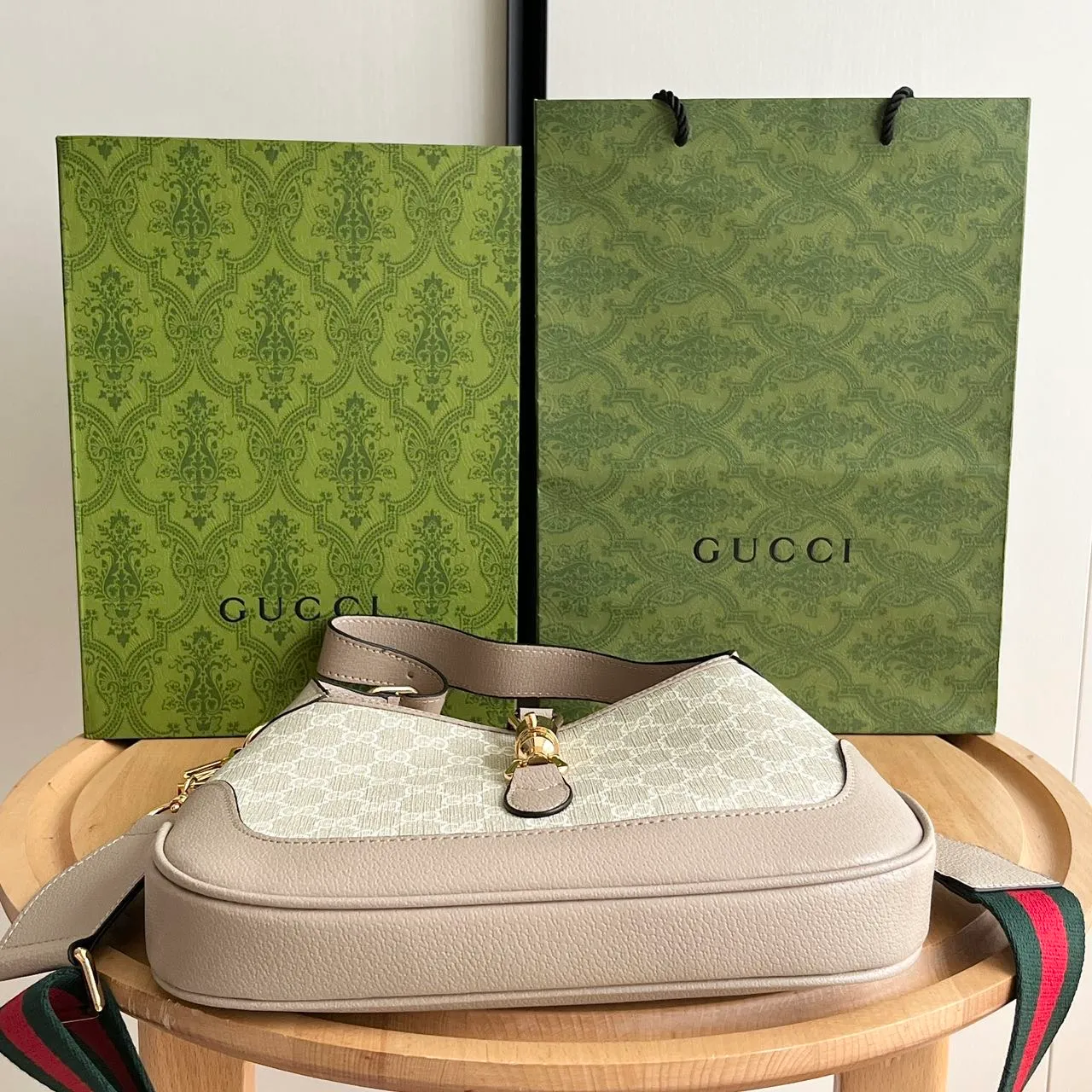 Actual shot #💰340 Model: 678843. Oats Dimensions: 28x 19x 4.5cm.   💕💕Gucci UN3AG 1294 product details. Gucci's "Aria-Fashion Aria" series uses modern techniques to reinterpret classics. The Jackie 1961 series has launched a new rectangular tote bag with soft texture and flexible structure. The archive design is paired with logo details such as the all-over GG pattern and striped webbing, and exquisite accessories pay tribute to Gucci's heritage.
