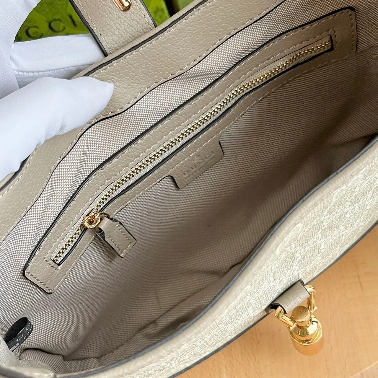 Actual shot #💰340 Model: 678843. Oats Dimensions: 28x 19x 4.5cm.   💕💕Gucci UN3AG 1294 product details. Gucci's "Aria-Fashion Aria" series uses modern techniques to reinterpret classics. The Jackie 1961 series has launched a new rectangular tote bag with soft texture and flexible structure. The archive design is paired with logo details such as the all-over GG pattern and striped webbing, and exquisite accessories pay tribute to Gucci's heritage.