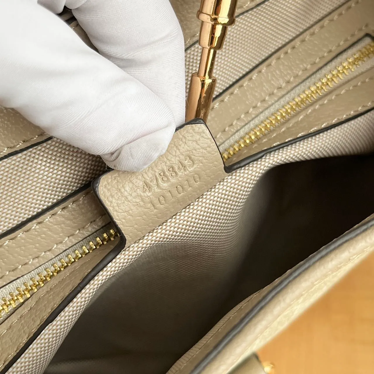 Actual shot #💰340 Model: 678843. Oats Dimensions: 28x 19x 4.5cm.   💕💕Gucci UN3AG 1294 product details. Gucci's "Aria-Fashion Aria" series uses modern techniques to reinterpret classics. The Jackie 1961 series has launched a new rectangular tote bag with soft texture and flexible structure. The archive design is paired with logo details such as the all-over GG pattern and striped webbing, and exquisite accessories pay tribute to Gucci's heritage.