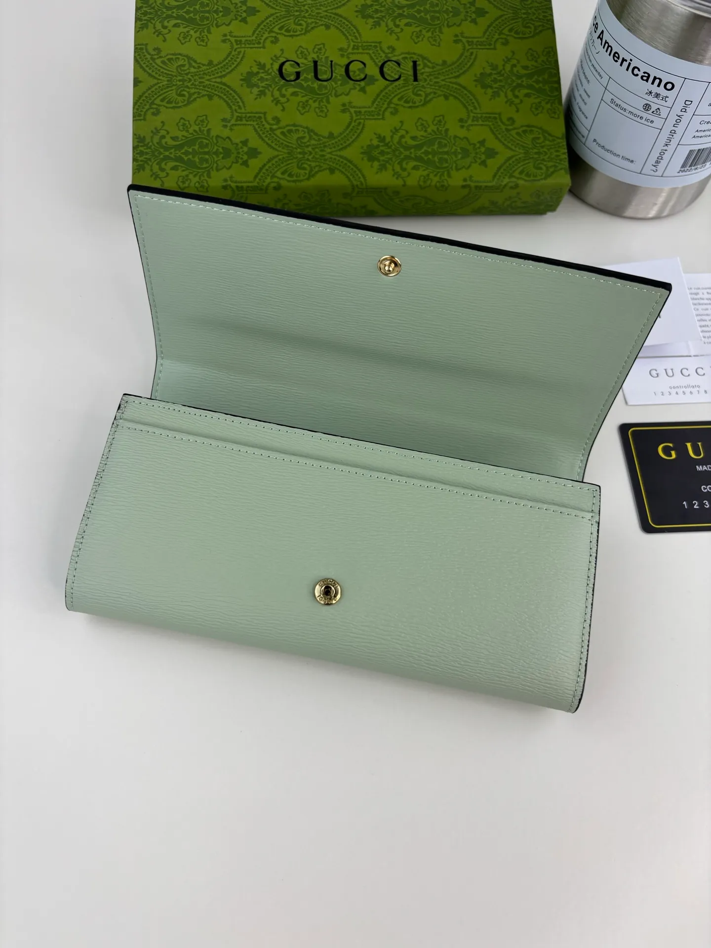 💰170 GUCCl long clip wallet with handwritten Gucci logo. Exploring self-expression with unlimited possibilities has become the spiritual connotation of brand design. Crafted from green leather, this long clip is embellished with a gold-toned handwritten Gucci logo-shaped hardware, adding a touch of the brand's signature charm to the entire design. Green leather, gold-tone hardware, taffeta lining, scripted Gucci logo detail. INTERIOR: Twelve card compartments, two bill compartments, two separate internal compartments and a zipped coin pocket, this classic piece features snap closure Style number: 772638 Dimensions: 19cm x 10cm x 3.5cm Colour: Green
