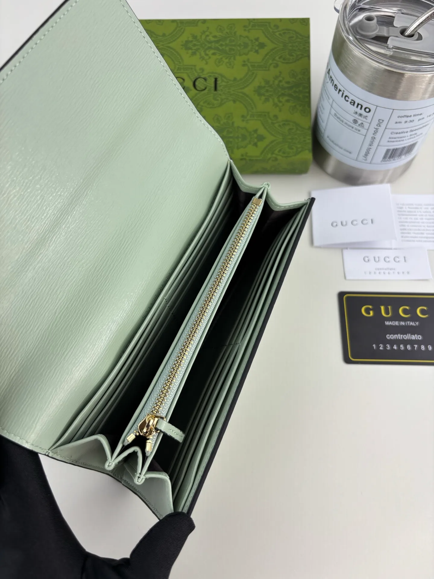 💰170 GUCCl long clip wallet with handwritten Gucci logo. Exploring self-expression with unlimited possibilities has become the spiritual connotation of brand design. Crafted from green leather, this long clip is embellished with a gold-toned handwritten Gucci logo-shaped hardware, adding a touch of the brand's signature charm to the entire design. Green leather, gold-tone hardware, taffeta lining, scripted Gucci logo detail. INTERIOR: Twelve card compartments, two bill compartments, two separate internal compartments and a zipped coin pocket, this classic piece features snap closure Style number: 772638 Dimensions: 19cm x 10cm x 3.5cm Colour: Green