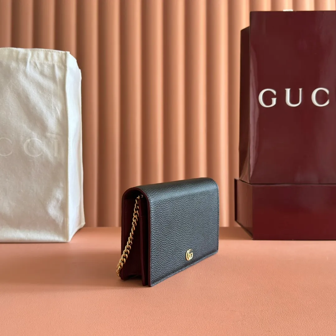 p700. 📣📣📣【Combined with original counter packaging】GG Marmont series This GG Marmont series chain bag is made of classic and durable black leather, adding another classic to the "Aria-Fashion Aria" series. The Double G accessory originates from the belt buckle design of the 1970s, and is reinterpreted on this wallet in tone-on-tone resin. The classic design is combined with a monochromatic color scheme to highlight the modern fashion style. Model: 497985. Size: 20*12.5*4cm. Color: Encore with black