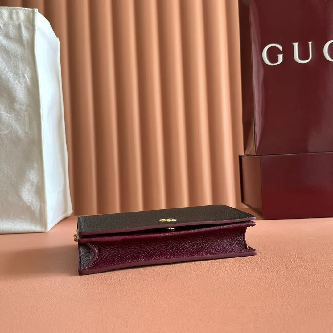 p700. 📣📣📣【Combined with original counter packaging】GG Marmont series This GG Marmont series chain bag is made of classic and durable black leather, adding another classic to the "Aria-Fashion Aria" series. The Double G accessory originates from the belt buckle design of the 1970s, and is reinterpreted on this wallet in tone-on-tone resin. The classic design is combined with a monochromatic color scheme to highlight the modern fashion style. Model: 497985. Size: 20*12.5*4cm. Color: Encore with black
