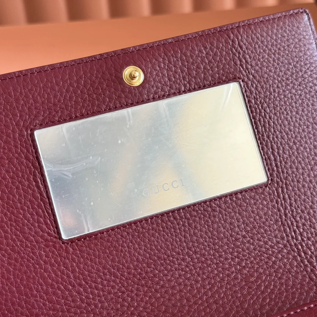 p700. 📣📣📣【Combined with original counter packaging】GG Marmont series This GG Marmont series chain bag is made of classic and durable black leather, adding another classic to the "Aria-Fashion Aria" series. The Double G accessory originates from the belt buckle design of the 1970s, and is reinterpreted on this wallet in tone-on-tone resin. The classic design is combined with a monochromatic color scheme to highlight the modern fashion style. Model: 497985. Size: 20*12.5*4cm. Color: Encore with black