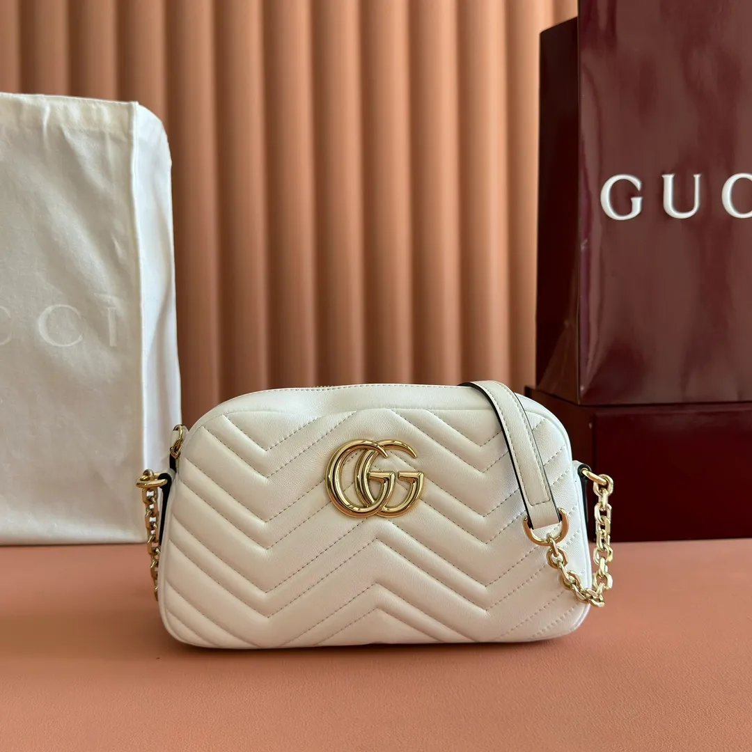 p1040. 💋💋💋【With full set of original counter packaging】GG Marmont is the brand's iconic series. Its features include the symbolic double G logo, sharp-edged chain straps and modern silhouettes. This new camera bag highlights exquisite handcraftsmanship with its ultra-soft premium leather and refined hardware details in glossy gold tones. White quilted diamond nappa leather Light gold-toned hardware White viscose lining Double G Adjustable chain shoulder strap (60 cm) can also be worn as a crossbody bag Zip closure Ref.: 855273. Dimensions: 24cm (width) x 15cm (height) x 8cm (depth) Color: white sheepskin. Made in Italy