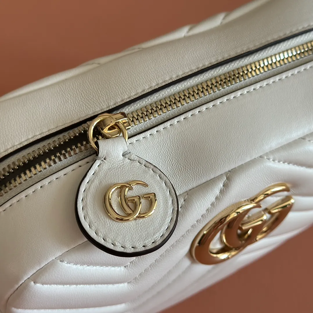 p1040. 💋💋💋【With full set of original counter packaging】GG Marmont is the brand's iconic series. Its features include the symbolic double G logo, sharp-edged chain straps and modern silhouettes. This new camera bag highlights exquisite handcraftsmanship with its ultra-soft premium leather and refined hardware details in glossy gold tones. White quilted diamond nappa leather Light gold-toned hardware White viscose lining Double G Adjustable chain shoulder strap (60 cm) can also be worn as a crossbody bag Zip closure Ref.: 855273. Dimensions: 24cm (width) x 15cm (height) x 8cm (depth) Color: white sheepskin. Made in Italy