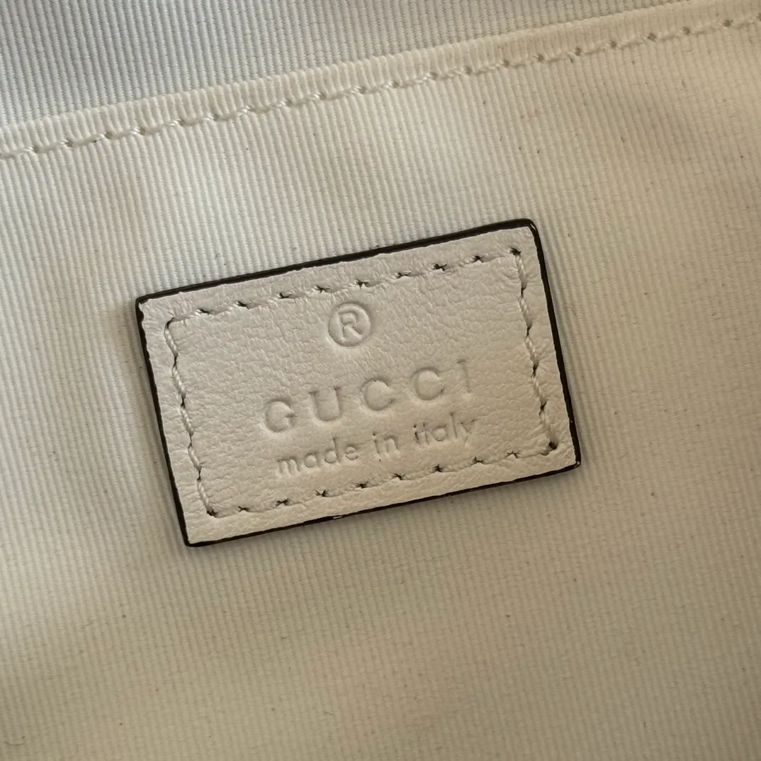 p1040. 💋💋💋【With full set of original counter packaging】GG Marmont is the brand's iconic series. Its features include the symbolic double G logo, sharp-edged chain straps and modern silhouettes. This new camera bag highlights exquisite handcraftsmanship with its ultra-soft premium leather and refined hardware details in glossy gold tones. White quilted diamond nappa leather Light gold-toned hardware White viscose lining Double G Adjustable chain shoulder strap (60 cm) can also be worn as a crossbody bag Zip closure Ref.: 855273. Dimensions: 24cm (width) x 15cm (height) x 8cm (depth) Color: white sheepskin. Made in Italy