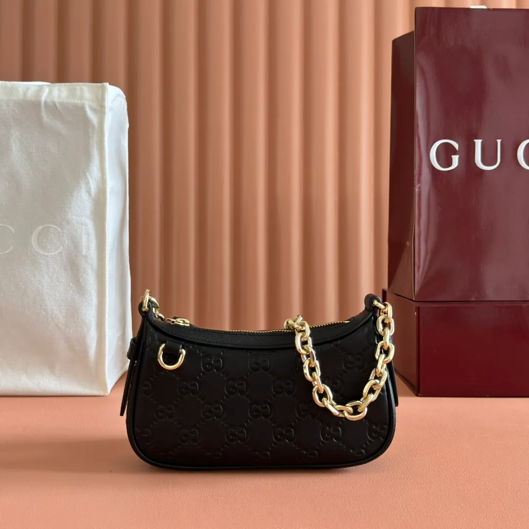 p900. 💋💋💋《With full set of original factory counter packaging》‼ ️【New Product】2025 Autumn and Winter Series, this small shoulder bag adopts a round silhouette with gold-tone accessories and chain straps, highlighting the style of the GG Emblem series. It features a zipper closure, an interior card pocket, and a cotton and linen lining for a refined feel. Gucci black (Rosso Ancora) GG printed embossed calf leather Gold tone accessories Gucci black (Rosso Ancora) cotton and linen lining The bag pictured is sold separately and does not come with the bag charm. Interior: card pocket, chain shoulder strap (23cm high), zipper closure. Model number: 847091. Dimensions: 19cm (bottom width) x 16.5cm (top width) 12cm (height) x 4cm (bottom depth) x 2.5cm (top depth) Weight: approx. 0.211kg Color: black/embossed. Made in Italy