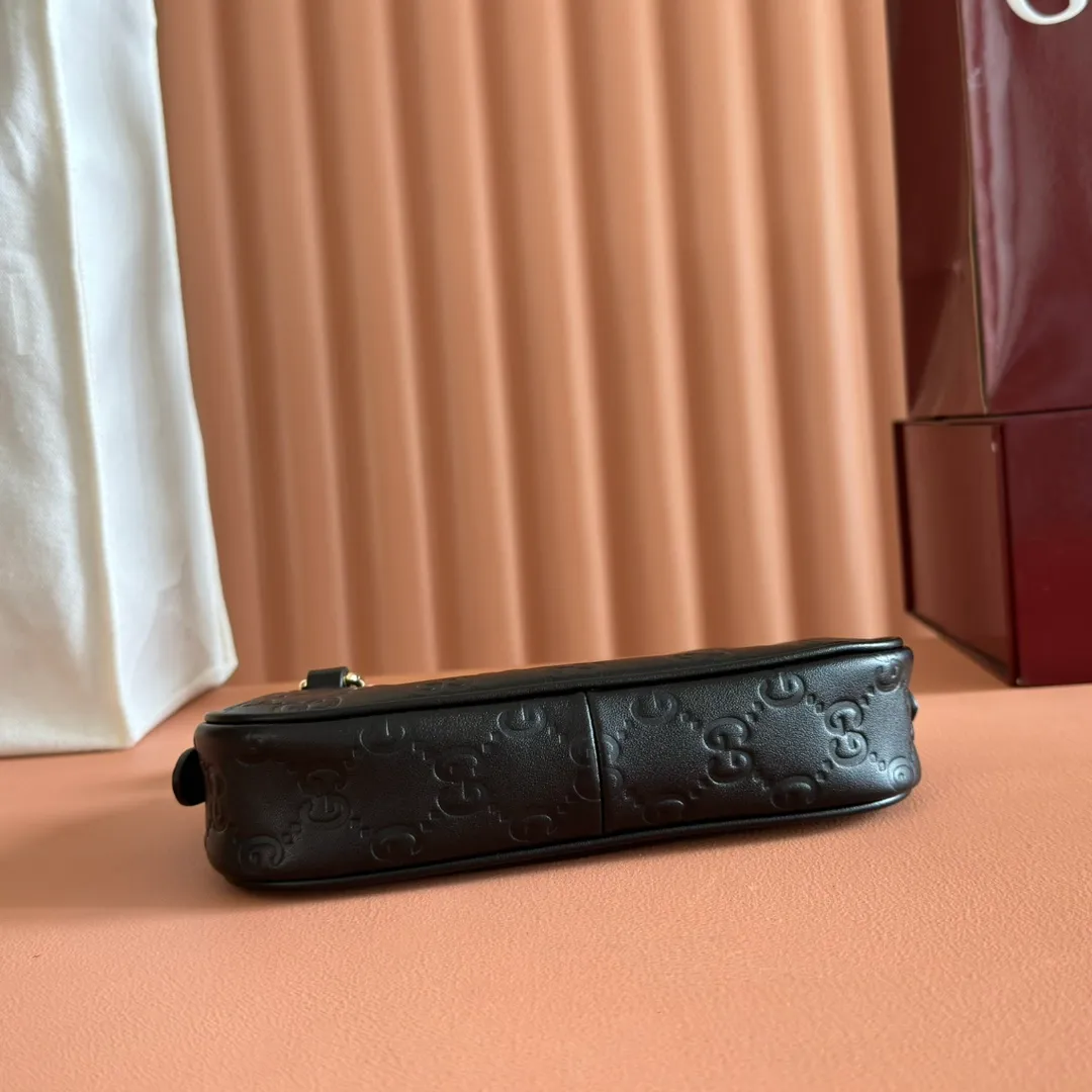 p900. 💋💋💋《With full set of original factory counter packaging》‼ ️【New Product】2025 Autumn and Winter Series, this small shoulder bag adopts a round silhouette with gold-tone accessories and chain straps, highlighting the style of the GG Emblem series. It features a zipper closure, an interior card pocket, and a cotton and linen lining for a refined feel. Gucci black (Rosso Ancora) GG printed embossed calf leather Gold tone accessories Gucci black (Rosso Ancora) cotton and linen lining The bag pictured is sold separately and does not come with the bag charm. Interior: card pocket, chain shoulder strap (23cm high), zipper closure. Model number: 847091. Dimensions: 19cm (bottom width) x 16.5cm (top width) 12cm (height) x 4cm (bottom depth) x 2.5cm (top depth) Weight: approx. 0.211kg Color: black/embossed. Made in Italy