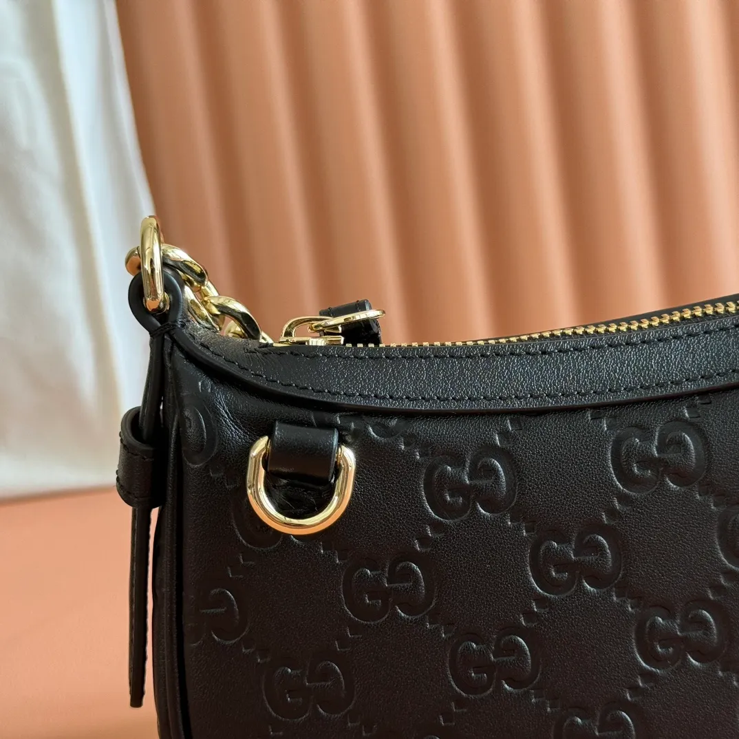 p900. 💋💋💋《With full set of original factory counter packaging》‼ ️【New Product】2025 Autumn and Winter Series, this small shoulder bag adopts a round silhouette with gold-tone accessories and chain straps, highlighting the style of the GG Emblem series. It features a zipper closure, an interior card pocket, and a cotton and linen lining for a refined feel. Gucci black (Rosso Ancora) GG printed embossed calf leather Gold tone accessories Gucci black (Rosso Ancora) cotton and linen lining The bag pictured is sold separately and does not come with the bag charm. Interior: card pocket, chain shoulder strap (23cm high), zipper closure. Model number: 847091. Dimensions: 19cm (bottom width) x 16.5cm (top width) 12cm (height) x 4cm (bottom depth) x 2.5cm (top depth) Weight: approx. 0.211kg Color: black/embossed. Made in Italy