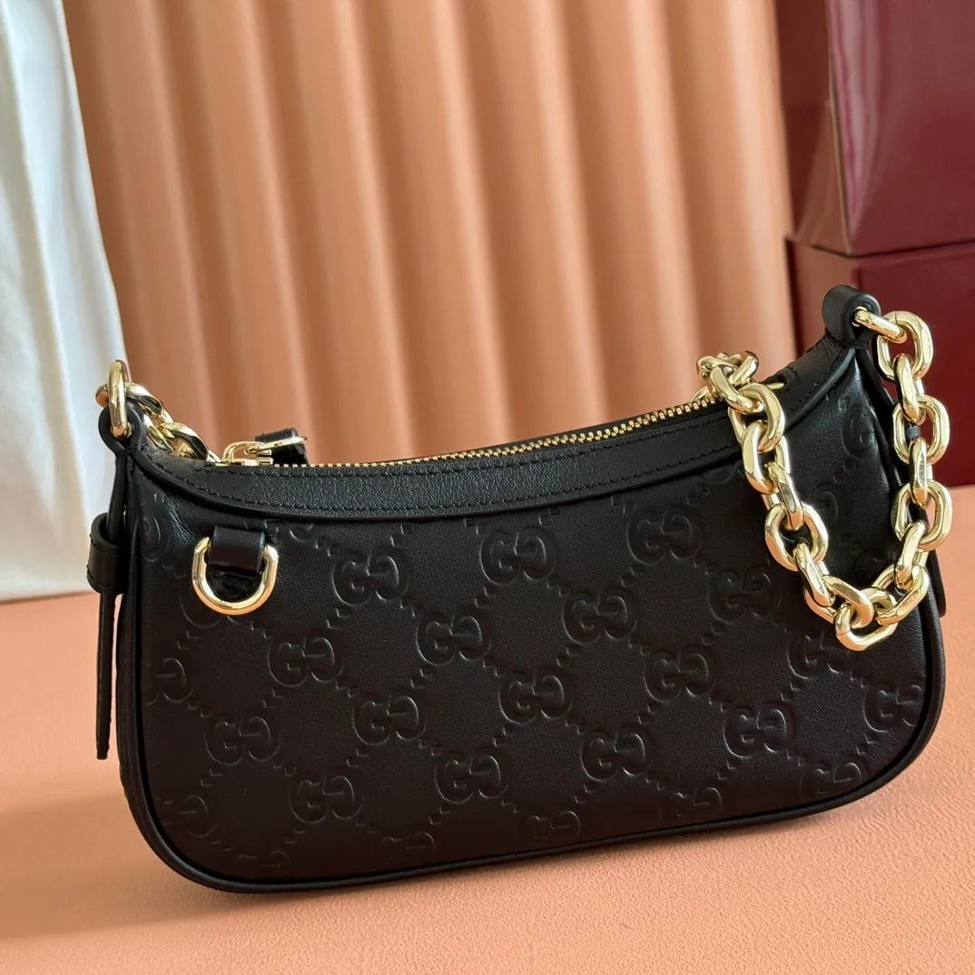 p900. 💋💋💋《With full set of original factory counter packaging》‼ ️【New Product】2025 Autumn and Winter Series, this small shoulder bag adopts a round silhouette with gold-tone accessories and chain straps, highlighting the style of the GG Emblem series. It features a zipper closure, an interior card pocket, and a cotton and linen lining for a refined feel. Gucci black (Rosso Ancora) GG printed embossed calf leather Gold tone accessories Gucci black (Rosso Ancora) cotton and linen lining The bag pictured is sold separately and does not come with the bag charm. Interior: card pocket, chain shoulder strap (23cm high), zipper closure. Model number: 847091. Dimensions: 19cm (bottom width) x 16.5cm (top width) 12cm (height) x 4cm (bottom depth) x 2.5cm (top depth) Weight: approx. 0.211kg Color: black/embossed. Made in Italy