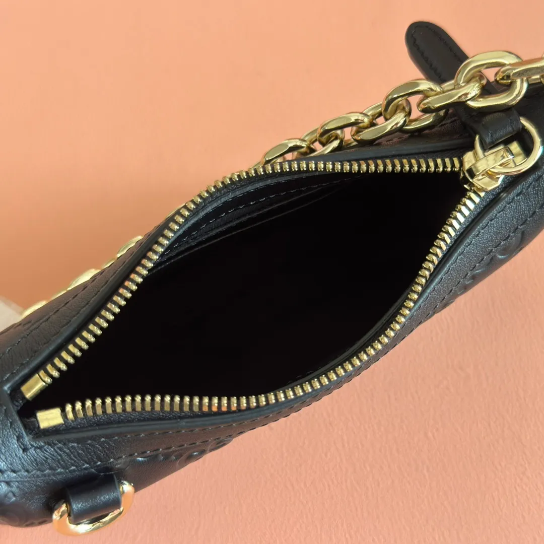 p900. 💋💋💋《With full set of original factory counter packaging》‼ ️【New Product】2025 Autumn and Winter Series, this small shoulder bag adopts a round silhouette with gold-tone accessories and chain straps, highlighting the style of the GG Emblem series. It features a zipper closure, an interior card pocket, and a cotton and linen lining for a refined feel. Gucci black (Rosso Ancora) GG printed embossed calf leather Gold tone accessories Gucci black (Rosso Ancora) cotton and linen lining The bag pictured is sold separately and does not come with the bag charm. Interior: card pocket, chain shoulder strap (23cm high), zipper closure. Model number: 847091. Dimensions: 19cm (bottom width) x 16.5cm (top width) 12cm (height) x 4cm (bottom depth) x 2.5cm (top depth) Weight: approx. 0.211kg Color: black/embossed. Made in Italy