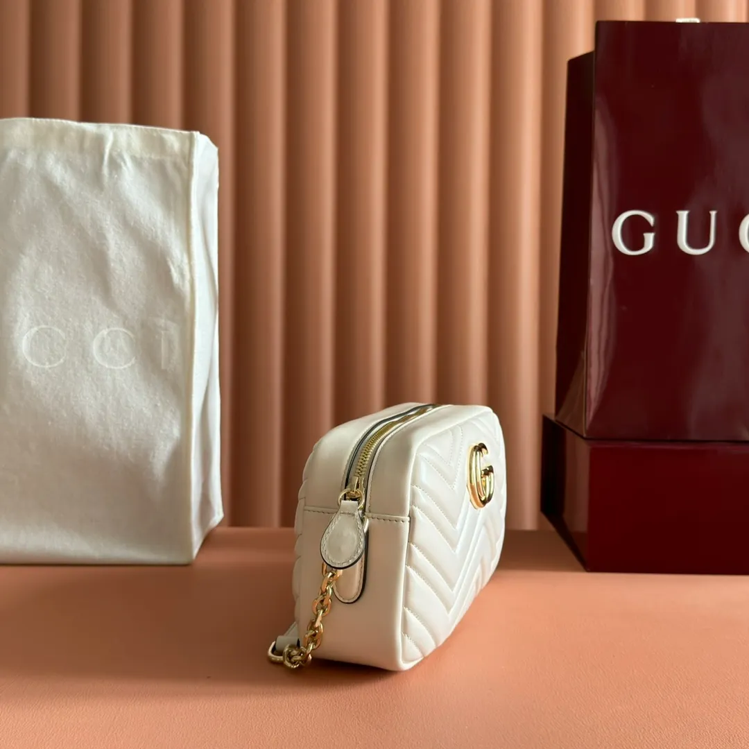 p1120. 💋💋💋【With full set of original counter packaging】Original leather GG Marmont is the brand's iconic series. Its features include the symbolic double G logo, angular chain straps and modern silhouettes. This new camera bag highlights exquisite handcraftsmanship with its ultra-soft premium leather and refined hardware details in glossy gold tones. White quilted diamond nappa leather Light gold-toned hardware White viscose lining Double G Adjustable chain shoulder strap (60 cm) can also be worn as a crossbody bag Zip closure Ref.: 855273. Dimensions: 24cm (width) x 15cm (height) x 8cm (depth) Color: pink sheepskin. Made in Italy