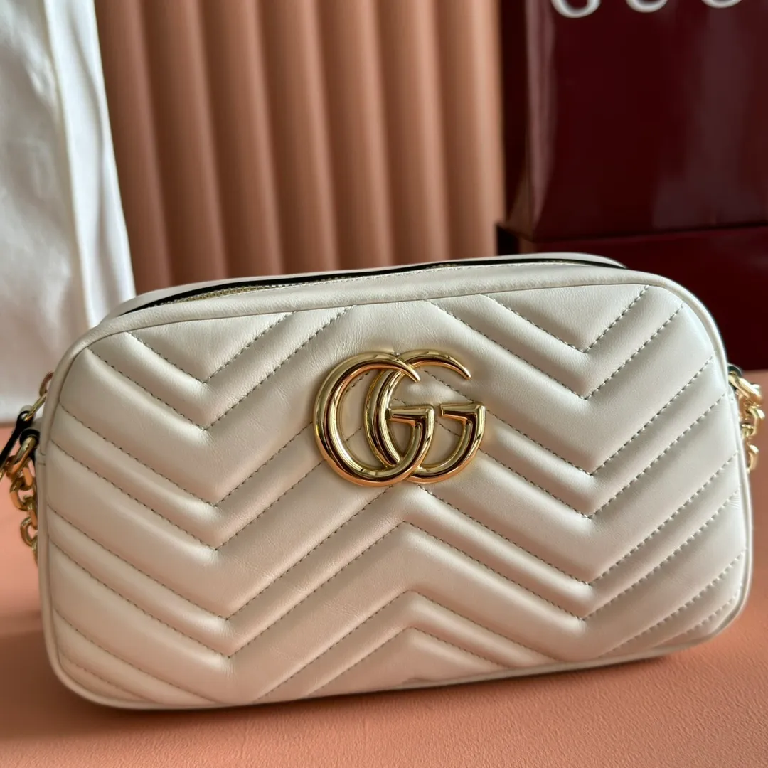 p1120. 💋💋💋【With full set of original counter packaging】Original leather GG Marmont is the brand's iconic series. Its features include the symbolic double G logo, angular chain straps and modern silhouettes. This new camera bag highlights exquisite handcraftsmanship with its ultra-soft premium leather and refined hardware details in glossy gold tones. White quilted diamond nappa leather Light gold-toned hardware White viscose lining Double G Adjustable chain shoulder strap (60 cm) can also be worn as a crossbody bag Zip closure Ref.: 855273. Dimensions: 24cm (width) x 15cm (height) x 8cm (depth) Color: pink sheepskin. Made in Italy