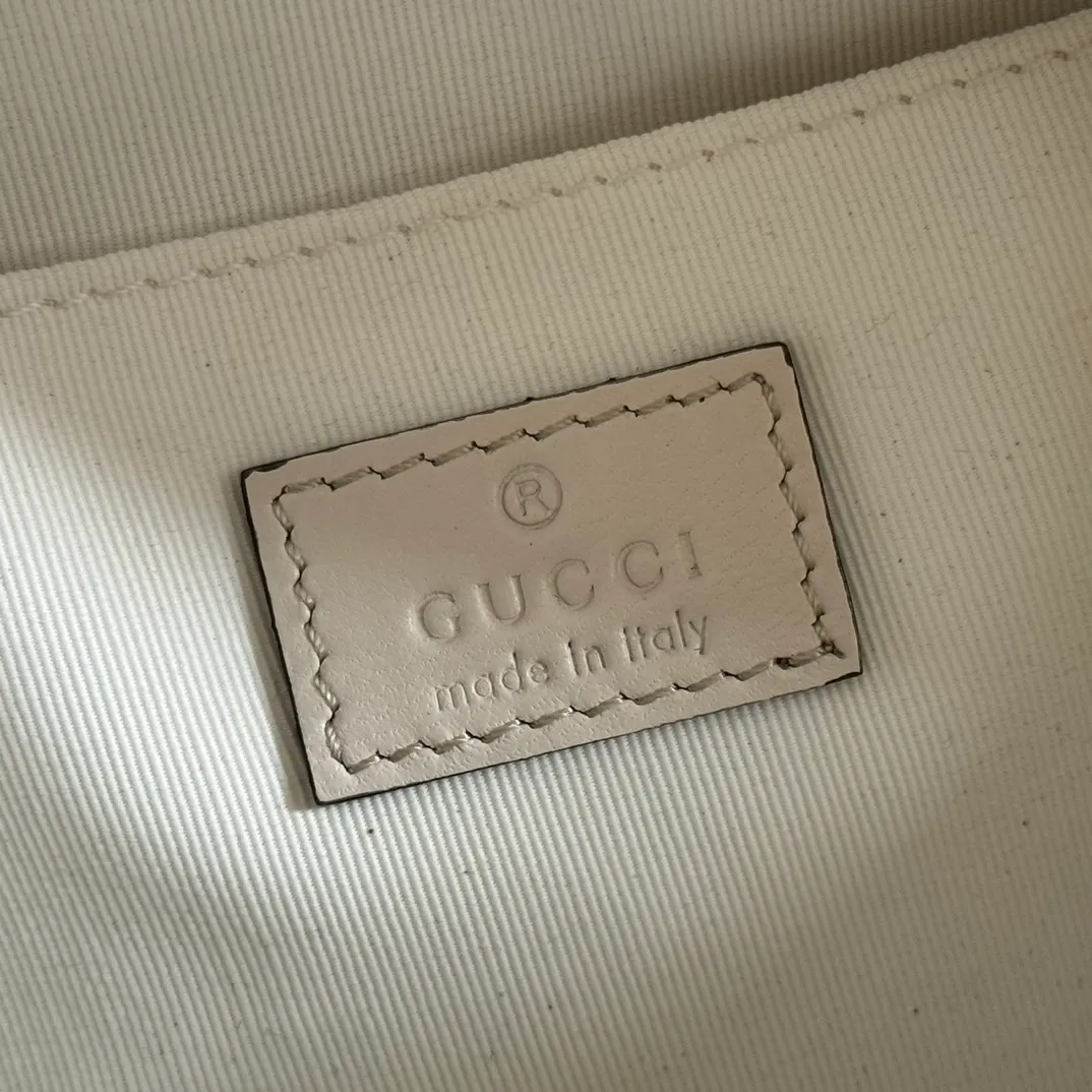 p1120. 💋💋💋【With full set of original counter packaging】Original leather GG Marmont is the brand's iconic series. Its features include the symbolic double G logo, angular chain straps and modern silhouettes. This new camera bag highlights exquisite handcraftsmanship with its ultra-soft premium leather and refined hardware details in glossy gold tones. White quilted diamond nappa leather Light gold-toned hardware White viscose lining Double G Adjustable chain shoulder strap (60 cm) can also be worn as a crossbody bag Zip closure Ref.: 855273. Dimensions: 24cm (width) x 15cm (height) x 8cm (depth) Color: pink sheepskin. Made in Italy