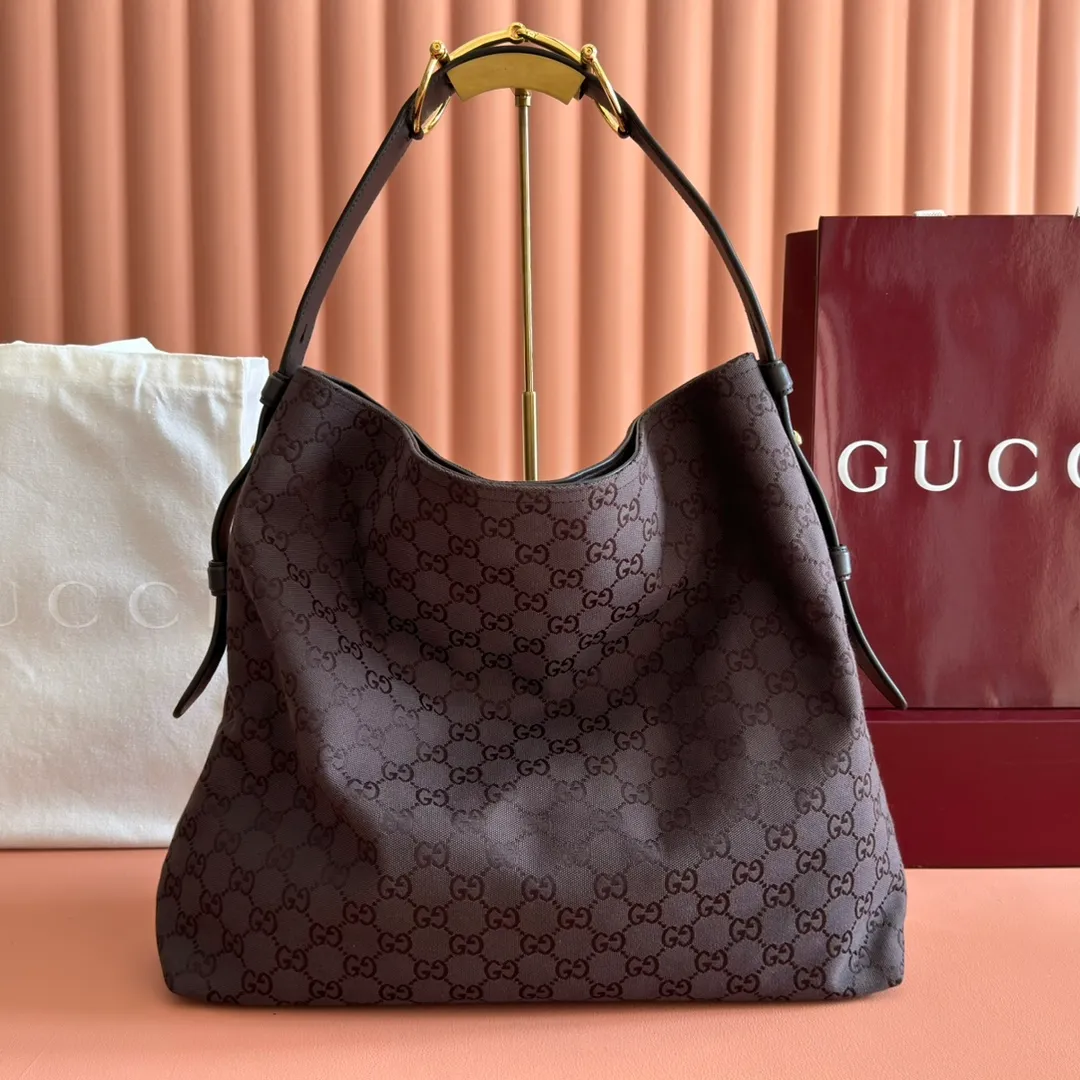 p1300. 💋💋💋【With full set of original counter packaging】💕Gucci Beatrix series handbags are crafted in a casual silhouette and paired with iconic horsebit detail shoulder straps, adding brand connotation to the 2025 autumn and winter series. Gold-toned accessories add to the sophisticated elegance of the design, and an interior zippered pocket keeps your belongings securely stored. Combining elegance and functionality, it easily accommodates daily essentials. Brown and dark brown Original GG canvas Gold-tone hardware Beige cotton and linen lining Shoulder strap with horsebit detail Interior: Zippered pocket Adjustable shoulder strap Height: 26 cm - 33 cm; Length: 94 cm Ident: 850546. Dimensions: 40cm (W) x 36cm (H) x 12cm (D) Weight: Approx. 1kg Color: Brown/Canvas. Made in Italy