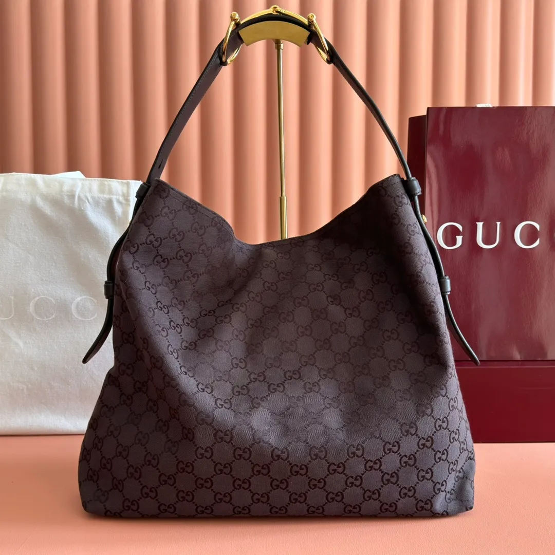 p1300. 💋💋💋【With full set of original counter packaging】💕Gucci Beatrix series handbags are crafted in a casual silhouette and paired with iconic horsebit detail shoulder straps, adding brand connotation to the 2025 autumn and winter series. Gold-toned accessories add to the sophisticated elegance of the design, and an interior zippered pocket keeps your belongings securely stored. Combining elegance and functionality, it easily accommodates daily essentials. Brown and dark brown Original GG canvas Gold-tone hardware Beige cotton and linen lining Shoulder strap with horsebit detail Interior: Zippered pocket Adjustable shoulder strap Height: 26 cm - 33 cm; Length: 94 cm Ident: 850546. Dimensions: 40cm (W) x 36cm (H) x 12cm (D) Weight: Approx. 1kg Color: Brown/Canvas. Made in Italy