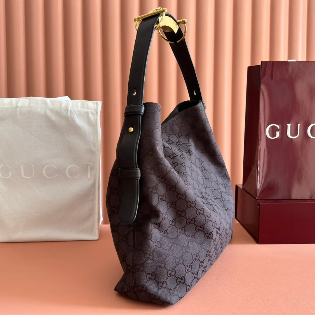 p1300. 💋💋💋【With full set of original counter packaging】💕Gucci Beatrix series handbags are crafted in a casual silhouette and paired with iconic horsebit detail shoulder straps, adding brand connotation to the 2025 autumn and winter series. Gold-toned accessories add to the sophisticated elegance of the design, and an interior zippered pocket keeps your belongings securely stored. Combining elegance and functionality, it easily accommodates daily essentials. Brown and dark brown Original GG canvas Gold-tone hardware Beige cotton and linen lining Shoulder strap with horsebit detail Interior: Zippered pocket Adjustable shoulder strap Height: 26 cm - 33 cm; Length: 94 cm Ident: 850546. Dimensions: 40cm (W) x 36cm (H) x 12cm (D) Weight: Approx. 1kg Color: Brown/Canvas. Made in Italy