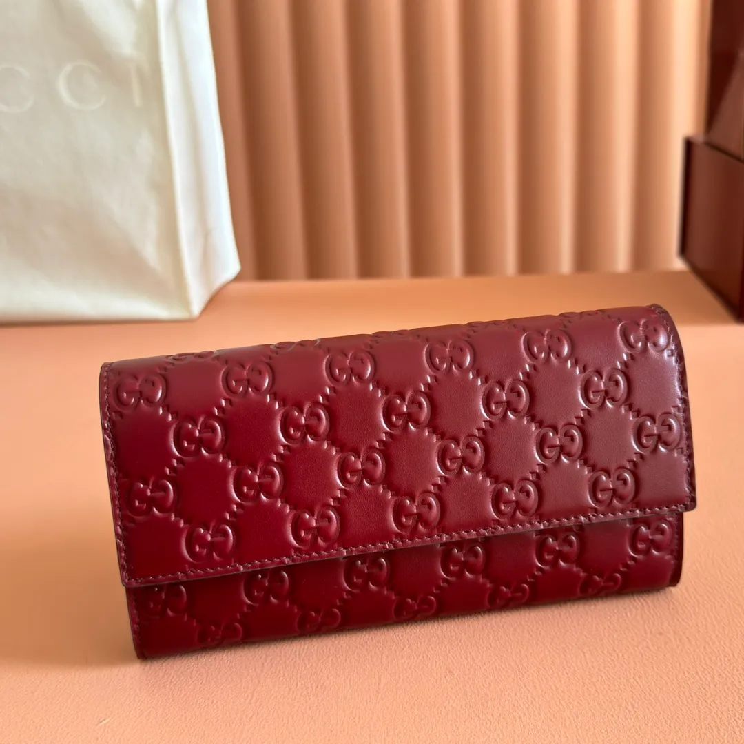 p520. 💋💋💋"With full set of original counter packaging"💕[New Product] 2025 autumn and winter series, the GG Emblem series reinterprets the brand's timeless elegance and exquisite craftsmanship. Anchor red GG printed embossed leather, twelve card compartments, two instant ticket compartments, two independent internal compartments, zippered coin pocket, snap button closure. Model: 847210. Dimensions: 19cm (width) x 10cm (height) x 3.5 (sides) Color: Anchor red embossed. Made in Italy