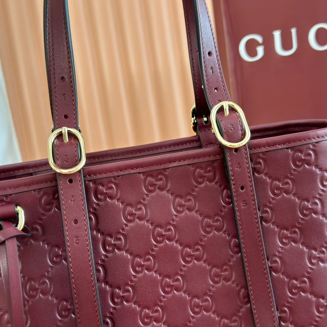 p1120. 💋💋💋 Comes with a full set of original counter packaging [New Product] 2025 Autumn and Winter Series, the GG Emblem series reinterprets the brand's timeless elegance and exquisite craftsmanship. This tote bag features a tonal cotton-lined interior compartment and an adjustable shoulder strap for added functionality. Anchor red GG printed embossed leather Light gold-toned hardware Anchor red cotton lining Interior: Zip pocket Adjustable leather shoulder strap: Height: 16 cm - 26 cm; Length: 72 cm Ref.: 847456. Dimensions: 25cm (width) x 20cm (height) x 10cm (depth) Weight: approx. 0.55kg Color: Anchor red embossed. Made in Italy