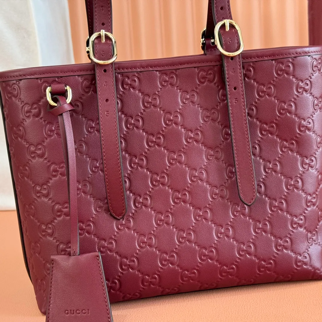 p1120. 💋💋💋 Comes with a full set of original counter packaging [New Product] 2025 Autumn and Winter Series, the GG Emblem series reinterprets the brand's timeless elegance and exquisite craftsmanship. This tote bag features a tonal cotton-lined interior compartment and an adjustable shoulder strap for added functionality. Anchor red GG printed embossed leather Light gold-toned hardware Anchor red cotton lining Interior: Zip pocket Adjustable leather shoulder strap: Height: 16 cm - 26 cm; Length: 72 cm Ref.: 847456. Dimensions: 25cm (width) x 20cm (height) x 10cm (depth) Weight: approx. 0.55kg Color: Anchor red embossed. Made in Italy