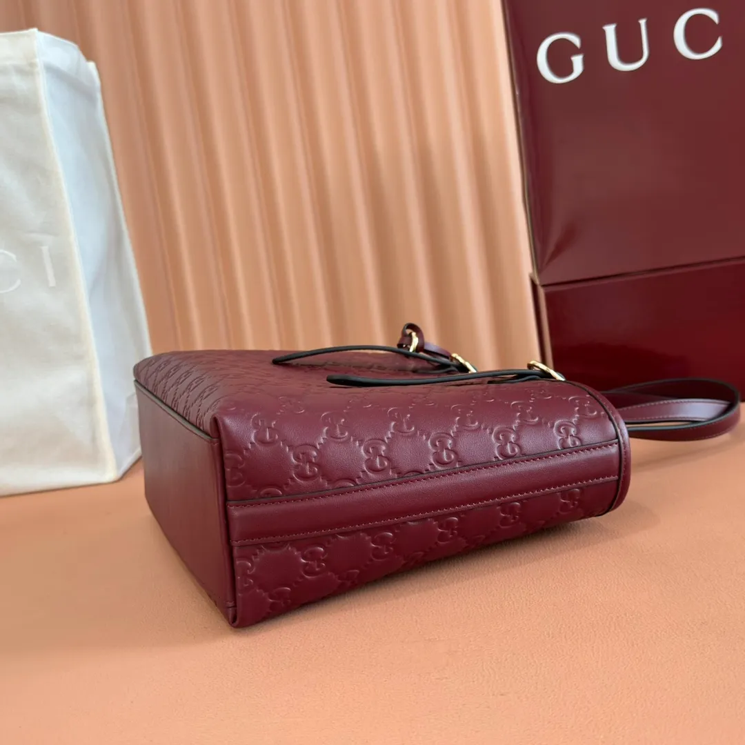 p1120. 💋💋💋 Comes with a full set of original counter packaging [New Product] 2025 Autumn and Winter Series, the GG Emblem series reinterprets the brand's timeless elegance and exquisite craftsmanship. This tote bag features a tonal cotton-lined interior compartment and an adjustable shoulder strap for added functionality. Anchor red GG printed embossed leather Light gold-toned hardware Anchor red cotton lining Interior: Zip pocket Adjustable leather shoulder strap: Height: 16 cm - 26 cm; Length: 72 cm Ref.: 847456. Dimensions: 25cm (width) x 20cm (height) x 10cm (depth) Weight: approx. 0.55kg Color: Anchor red embossed. Made in Italy