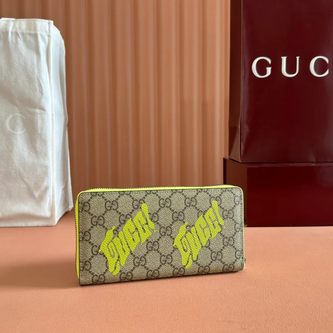p480. 💋💋"With full set of original counter packaging"💋[New Product] In the 2025 early autumn series, Chinese artist Currynew reinterprets the brand logo, adding color to men's ready-to-wear, leather goods and accessories. This full-zip wallet is crafted from coated fabric with the classic GG monogram pattern, cleverly integrated with Gucci prints and contrasting leather piping, making the entire design richer. Beige and dark brown classic GG monogram coated fabric Emerald green leather trim Gucci print Currynew artwork Moiré fabric lining Interior: 12 card compartments, 3 open bill pockets and 1 zip pocket Zipper closure Ident: 835324. Dimensions: 19cm (width) x 10.5cm (height) x 2.5cm (thickness) Color: brown gum/fluorescent green Made in Italy