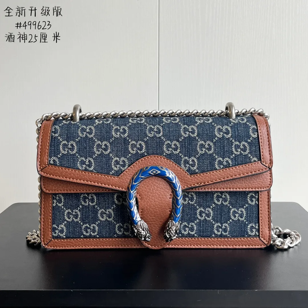 New upgraded version of real shot #💰300 Model: 499623 blue denim Size: 25x14x8cm 𝙂𝙪𝙘𝙘𝙞 𝘿𝙞𝙤𝙣𝙮𝙨𝙪𝙨Diamond Bacchus True Fragrance Series Warning, it’s amazing. It retains the perfect pedigree of the Bacchus bag, but opens the era of Bacchus innovation! The most valuable part of the entire bag is the tiger head diamond buckle, a palace-level treasure item. Not a market product. The weight is very light and the size is perfect. Highly recommended.