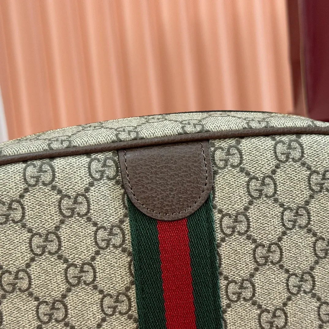 p980. 💋💋💋 Comes with a complete set of original counter packaging [New Product] The Ophidia series dazzlingly presents novel silhouettes and functions. It is ingeniously interpreted in iconic beige and brown colors to create an innovative bag item with soft texture. Beige and dark brown GG monogram coated fabric Brown leather trim Light gold tone hardware Green cotton lining Double G Web strap Interior: Open pocket Shoulder strap height 54 cm Optional shoulder strap: 50 cm – 58 cm high; Length: 115 cm – 130 cm Ref.: 841310. Dimensions: 24cm (width) x 15cm (height) x 7cm (depth) Weight: about 0.4kg Color: Brown/PVC.