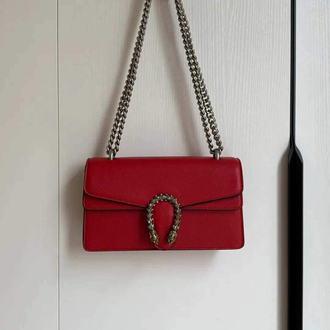 New upgraded version of real shot #💰320 Model: 499623 Red Leather Size: 25x14x8cm 𝙂𝙪𝙘𝙘𝙞 𝘿𝙞𝙤𝙣𝙮𝙨𝙪𝙨Diamond Button Bacchus True Fragrance Series Warning, it’s amazing. It retains the perfect pedigree of the Bacchus bag, but opens the era of Bacchus innovation! The most valuable part of the entire bag is the tiger head diamond buckle, a palace-level treasure item. Not a market product. The weight is very light and the size is perfect. Highly recommended.