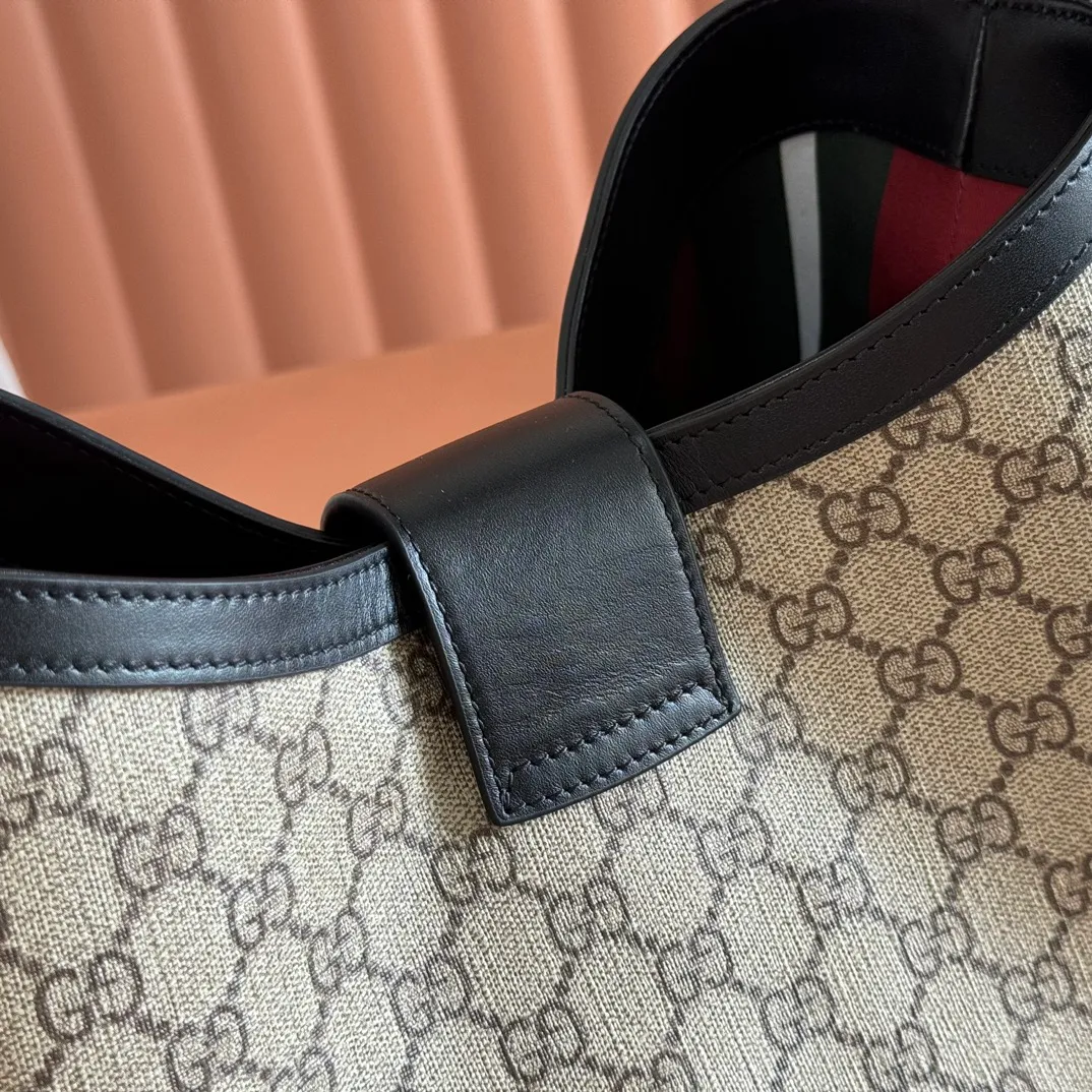 p1120💋💋💋. Original leather [equipped with full counter packaging] Padlock series launches a variety of fashionable bags with various carrying methods, adding color to the 2025 early autumn series. This shoulder bag features a central compartment with a zip pocket and is lined with webbing, reminiscent of the brand's signature pattern. Off-white and dark brown GG monogram coated fabric Off-white leather trim Light gold-toned hardware Red and green web cotton lining Interior: Middle compartment with zip pocket Adjustable shoulder strap (44 cm high) Padlock closure with leather keychain Ident.: 839021. Dimensions: 29 cm (width) x 23.5 cm (height) x 15.5 cm (depth) Weight: about 0.75 kg Color: brown black PVC/original leather. Made in Italy