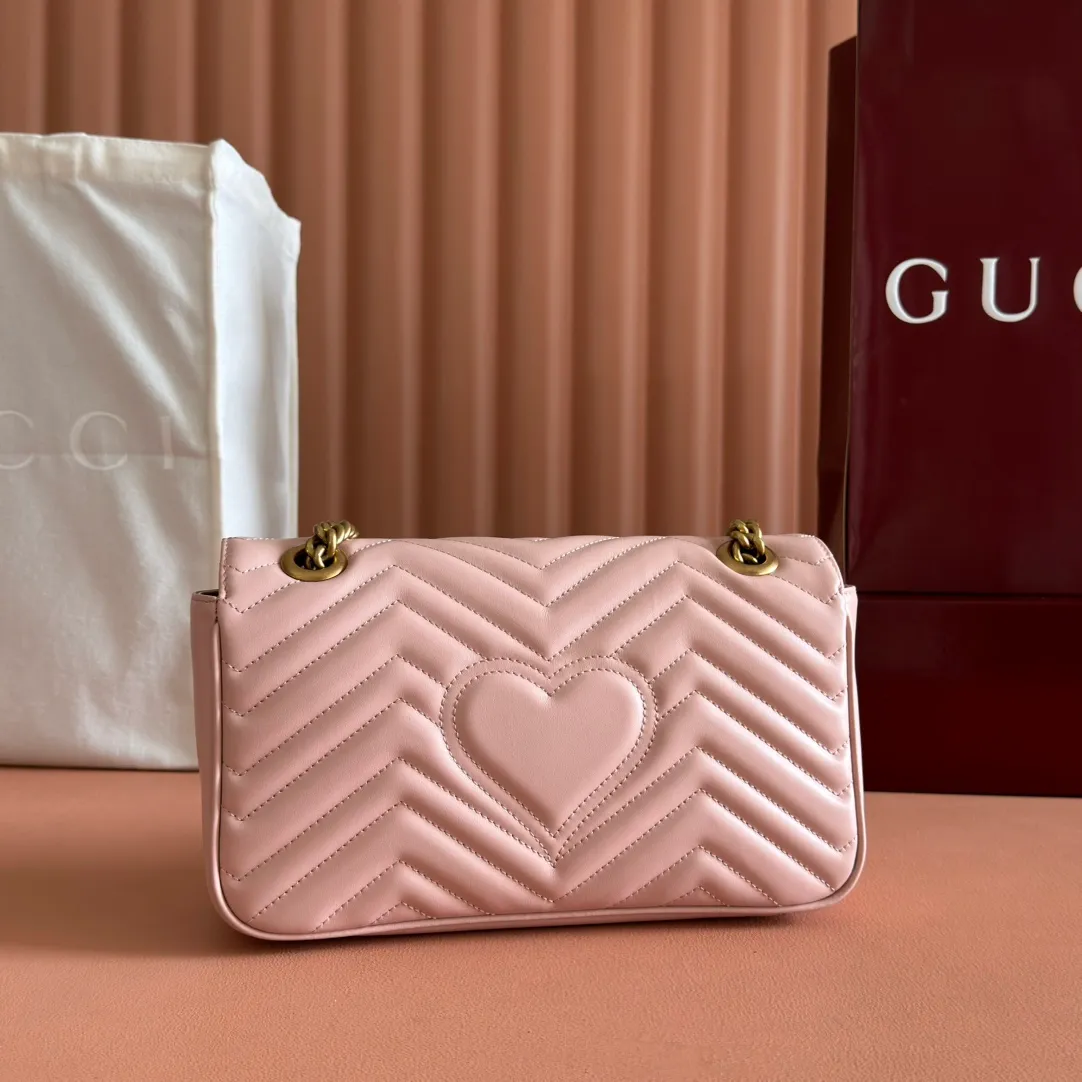 p1300 [Original leather accessories 🌈 (Cdfmall Sanya Duty Free Store Handbags) Have you picked up the addictive Gucci bag in the same color 🔥🔥? The elegant and exquisite design of the GG Marmont series has captured the hearts of many girls! It is also a must-have versatile item for global experts! Super awesome! Model: 443497. Color Encore Red Size: 26*15*7.