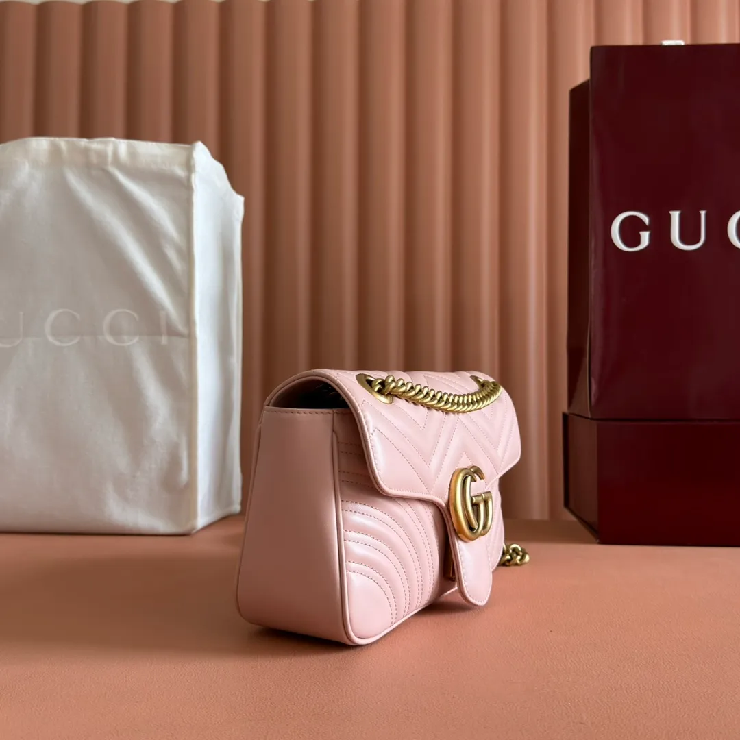 p1300 [Original leather accessories 🌈 (Cdfmall Sanya Duty Free Store Handbags) Have you picked up the addictive Gucci bag in the same color 🔥🔥? The elegant and exquisite design of the GG Marmont series has captured the hearts of many girls! It is also a must-have versatile item for global experts! Super awesome! Model: 443497. Color Encore Red Size: 26*15*7.