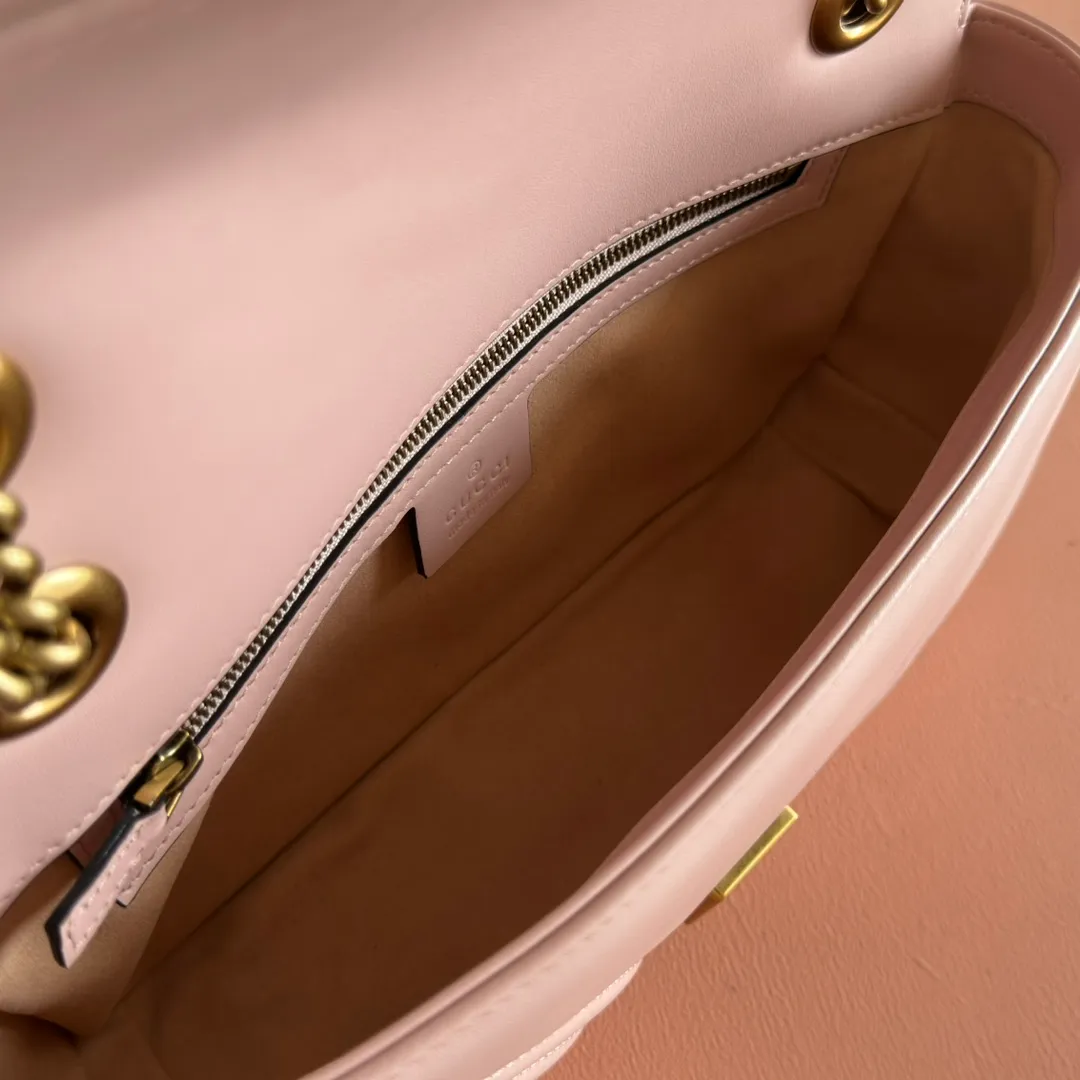 p1300 [Original leather accessories 🌈 (Cdfmall Sanya Duty Free Store Handbags) Have you picked up the addictive Gucci bag in the same color 🔥🔥? The elegant and exquisite design of the GG Marmont series has captured the hearts of many girls! It is also a must-have versatile item for global experts! Super awesome! Model: 443497. Color Encore Red Size: 26*15*7.
