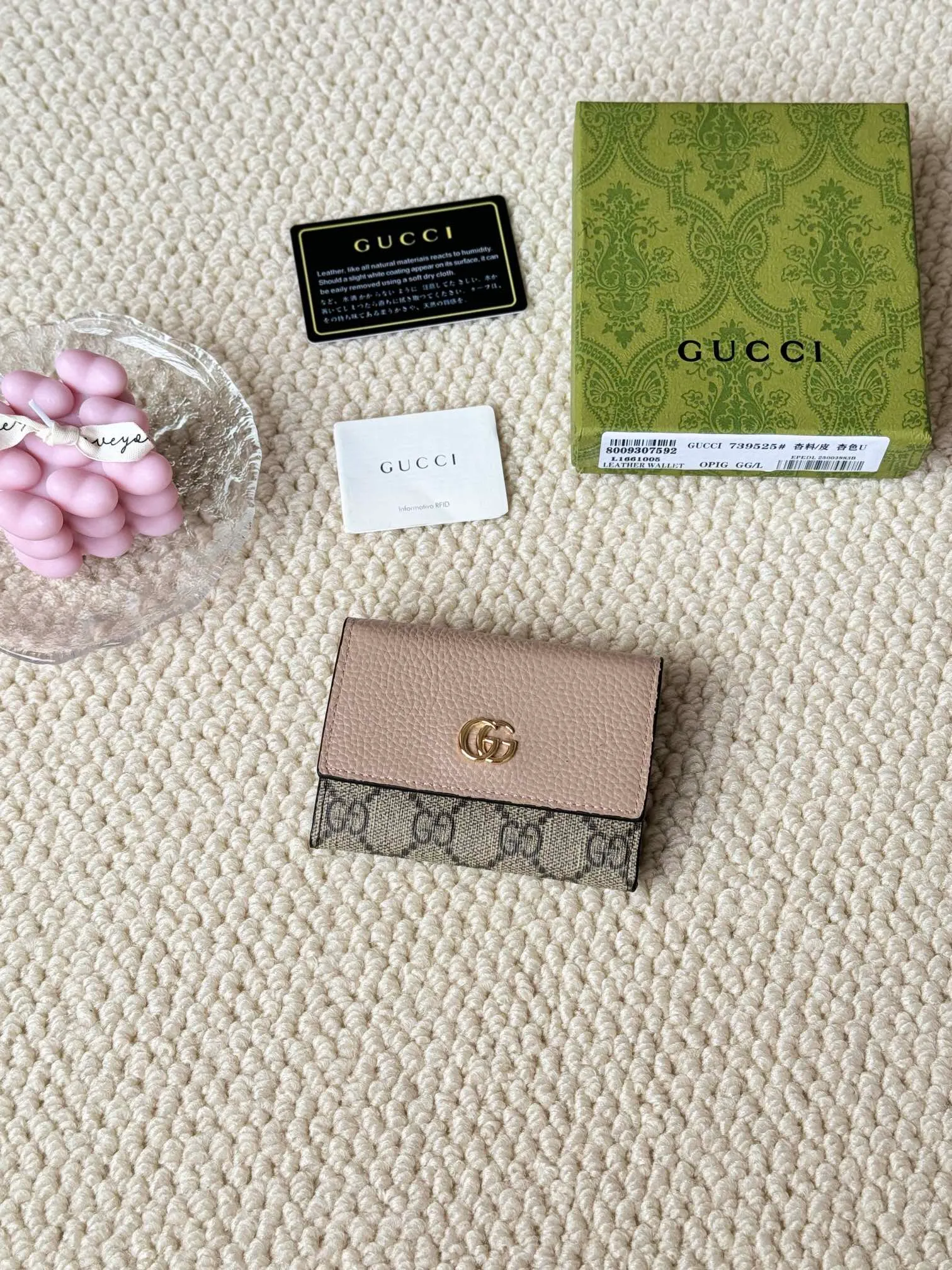 💰120 Gucci has launched a new model, the new mini folding coin purse, which can be held in hand and placed in the bag. Card bags are super cute. Number: 739525. Size: about 11cm.
