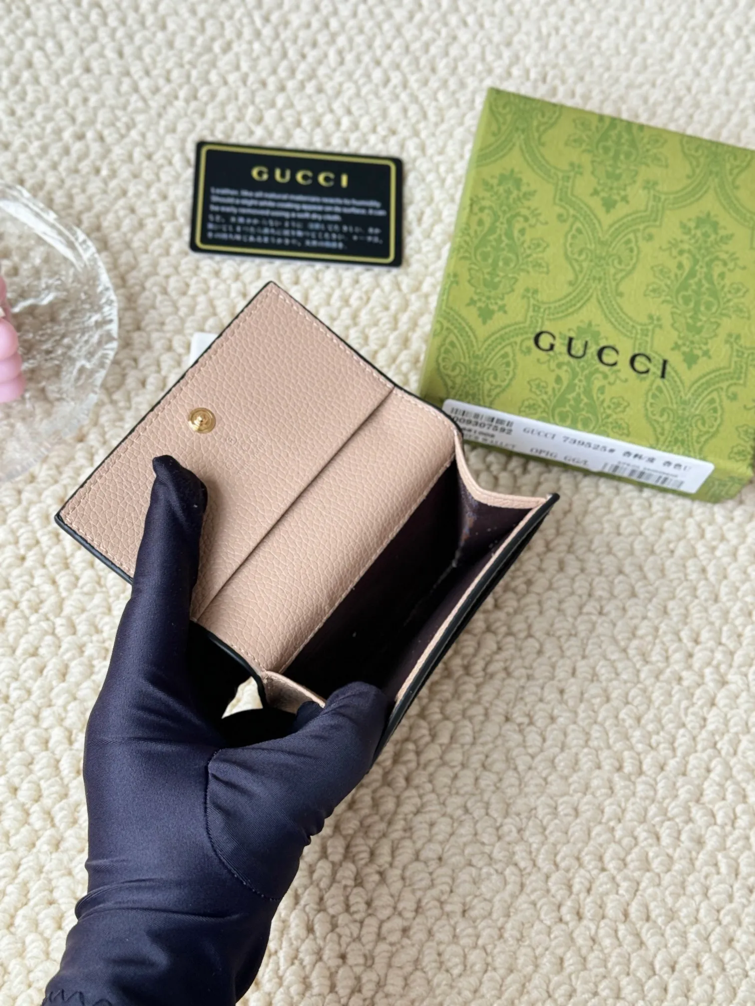 💰120 Gucci has launched a new model, the new mini folding coin purse, which can be held in hand and placed in the bag. Card bags are super cute. Number: 739525. Size: about 11cm.
