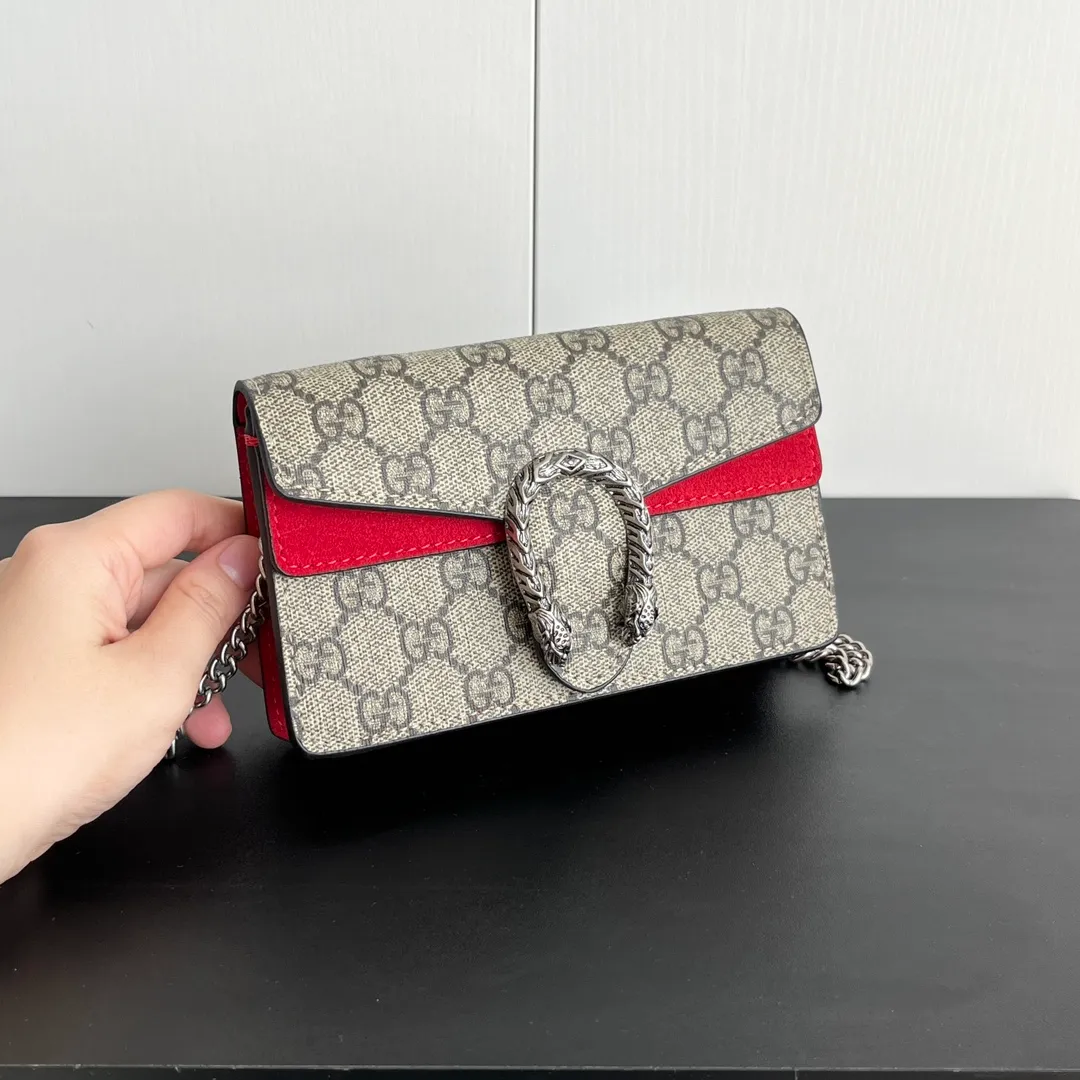 Actual shot #💰260 with box Model: 476432 Red Size: 16.5x10x4.5cm 𝙂𝙪𝙘𝙘𝙞 𝘿𝙞𝙤𝙣𝙮𝙨𝙪𝙨 𝙈𝙞𝙣𝙞 16.5 Xiaogujia’s entry-level small bag is recommended. It’s not worth mentioning. It’s a classic model that can be said to be the symbol of Xiaogujia. The classic mini Dionysian buckle is paired with calfskin. This bag has a very high appearance rate. It is simply a tool for daily wear and is very popular on the street❗️