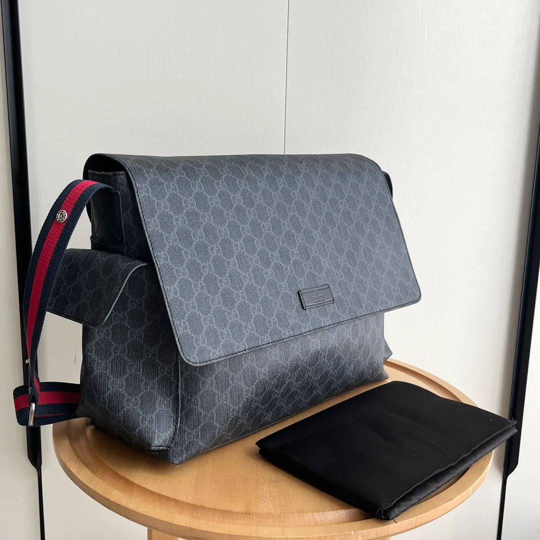 Actual shot #💰360 Model: 211131 black Size: 44×28×14cm GUCCI’s big fire mommy bag, also known as the diaper bag, has a large capacity and has side pockets on both sides to hold water bottles. The large flip-top design is very convenient and comes with a folding pad. Unisex style! Made of imported fabrics and brown leather, adjustable shoulder straps