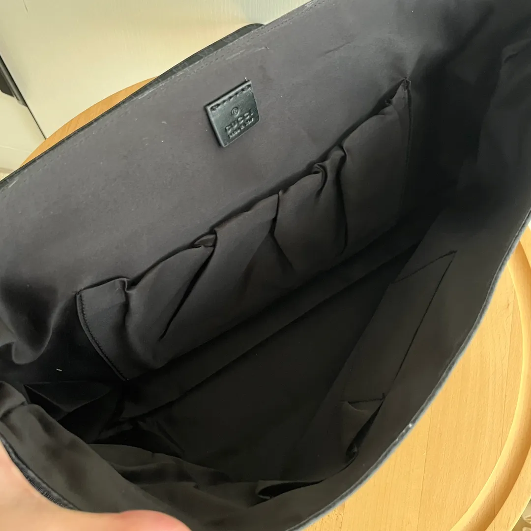 Actual shot #💰360 Model: 211131 black Size: 44×28×14cm GUCCI’s big fire mommy bag, also known as the diaper bag, has a large capacity and has side pockets on both sides to hold water bottles. The large flip-top design is very convenient and comes with a folding pad. Unisex style! Made of imported fabrics and brown leather, adjustable shoulder straps