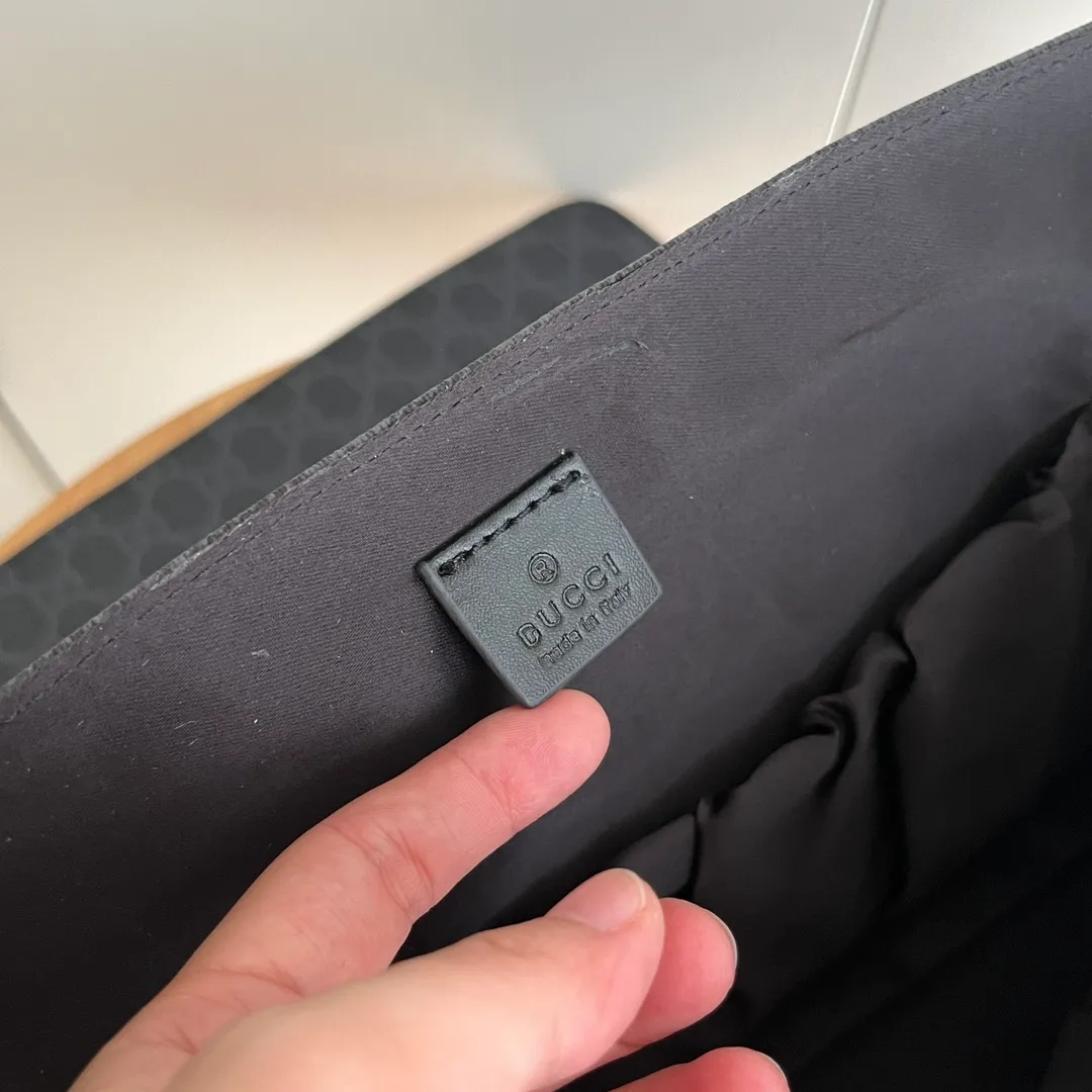 Actual shot #💰360 Model: 211131 black Size: 44×28×14cm GUCCI’s big fire mommy bag, also known as the diaper bag, has a large capacity and has side pockets on both sides to hold water bottles. The large flip-top design is very convenient and comes with a folding pad. Unisex style! Made of imported fabrics and brown leather, adjustable shoulder straps