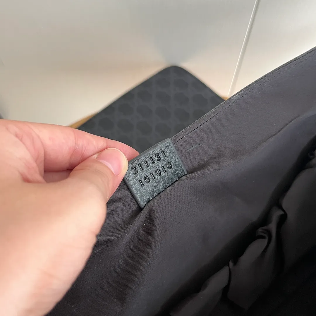 Actual shot #💰360 Model: 211131 black Size: 44×28×14cm GUCCI’s big fire mommy bag, also known as the diaper bag, has a large capacity and has side pockets on both sides to hold water bottles. The large flip-top design is very convenient and comes with a folding pad. Unisex style! Made of imported fabrics and brown leather, adjustable shoulder straps