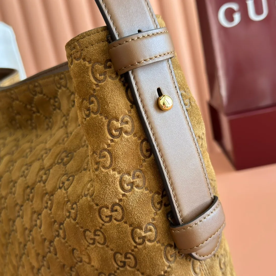 p1400. 💋💋💋【With full set of original counter packaging】2025 autumn and winter series, Gucci Beatrix series handbags adopt a casual silhouette, and the shoulder straps are decorated with iconic horsebit details to further enhance the fashion sense. Gold-toned accessories add to the sophisticated elegance of the design, and an interior zippered pocket keeps your belongings securely stored. Combining elegance and functionality, it easily accommodates daily essentials. Black soft glossy calfskin. Gold-tone hardware. Black cotton and linen blend lining. Horsebit detail on shoulder strap. Interior: Zip pocket. Shoulder strap: 21 cm high; 85 cm long. Ident: 850926. Dimensions: 35cm (width) x 27.5cm (height) x 11cm (depth) Weight: approx. 0.7kg Color: nubuck full leather. Made in Italy