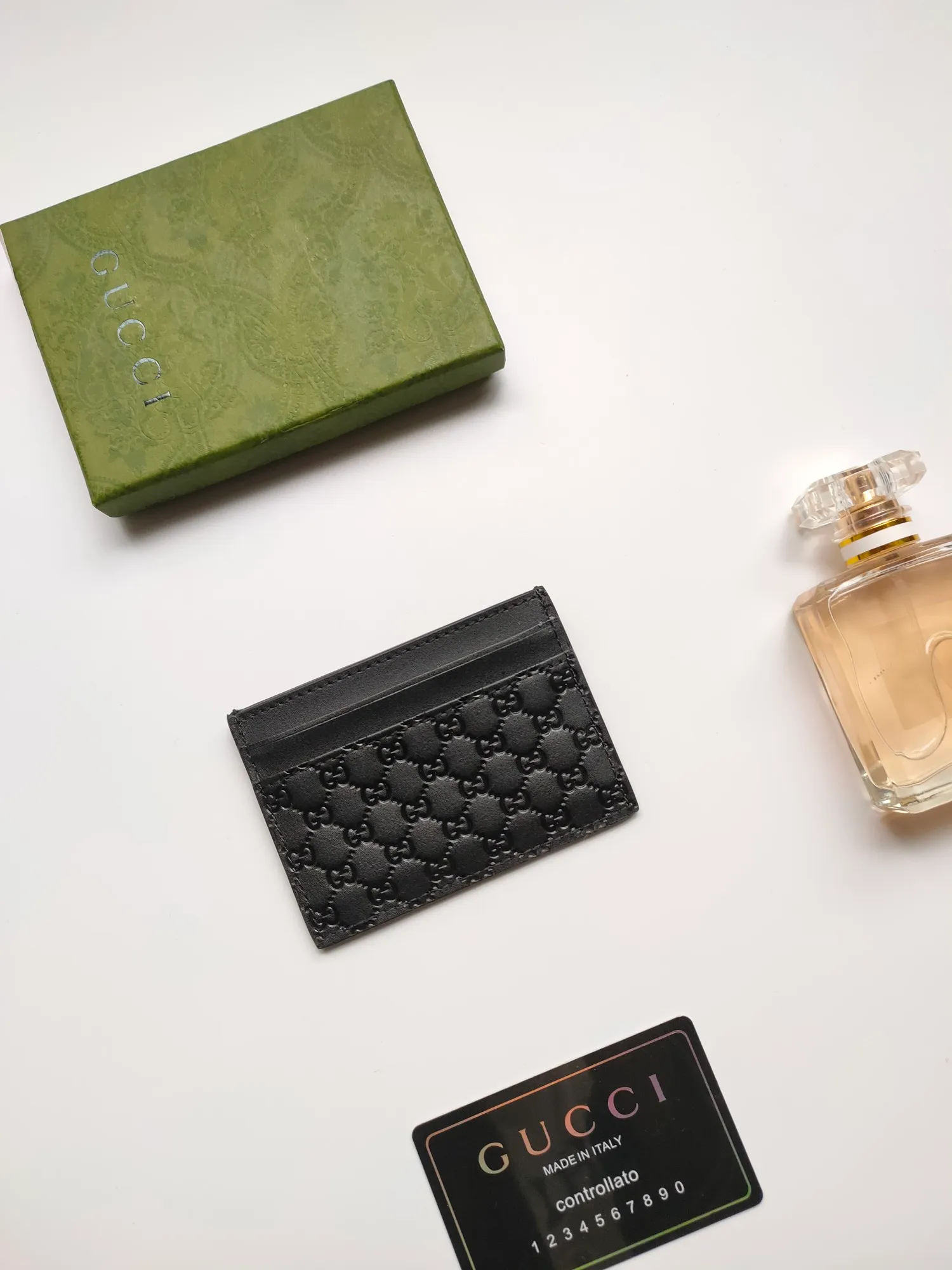 ¥90💪GUCCI new model, counter quality, original single leather, 👍real pickup bag, real thing. Style number: 233166 Full leather. The new 🔥 small card holder 😘 is made of Gucci Signature material, hot-pressed and exquisitely printed 💯 and is crafted with top overseas hardware! Size:W10xH7cm.
