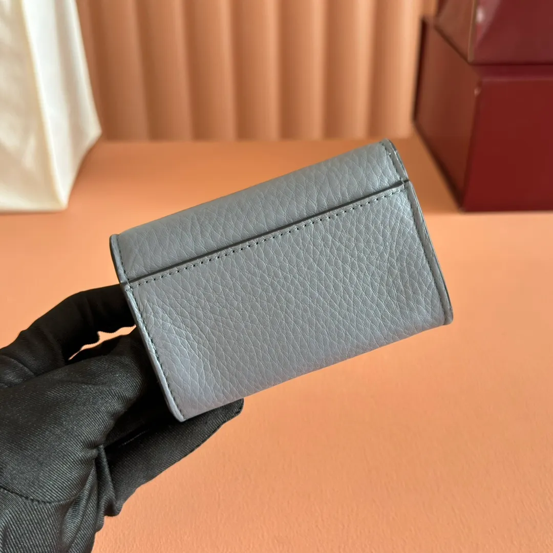 p440💋💋💋"With full set of original counter packaging" [New Product] Gucci continues the brand's deep heritage and deepens its connection with the origins of equestrianism. The half-horsebit pattern is transformed into opening and closing details, adding color to many small leather goods. This card holder is crafted from Gucci Ancola red grained calf leather and is embellished with classic elements. Gucci Ankara red grained calfskin Light gold tone hardware Half horsebit closure Interior: One zip pocket, one flat pocket, one compartment Outside: One open pocket Snap-stud closure Ident: 828148. Dimensions: 10.5cm (width) x 7cm (height) x 3cm (depth) Weight: approx. 62g