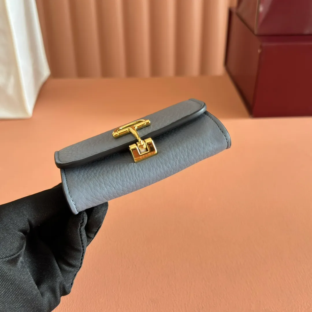 p440💋💋💋"With full set of original counter packaging" [New Product] Gucci continues the brand's deep heritage and deepens its connection with the origins of equestrianism. The half-horsebit pattern is transformed into opening and closing details, adding color to many small leather goods. This card holder is crafted from Gucci Ancola red grained calf leather and is embellished with classic elements. Gucci Ankara red grained calfskin Light gold tone hardware Half horsebit closure Interior: One zip pocket, one flat pocket, one compartment Outside: One open pocket Snap-stud closure Ident: 828148. Dimensions: 10.5cm (width) x 7cm (height) x 3cm (depth) Weight: approx. 62g