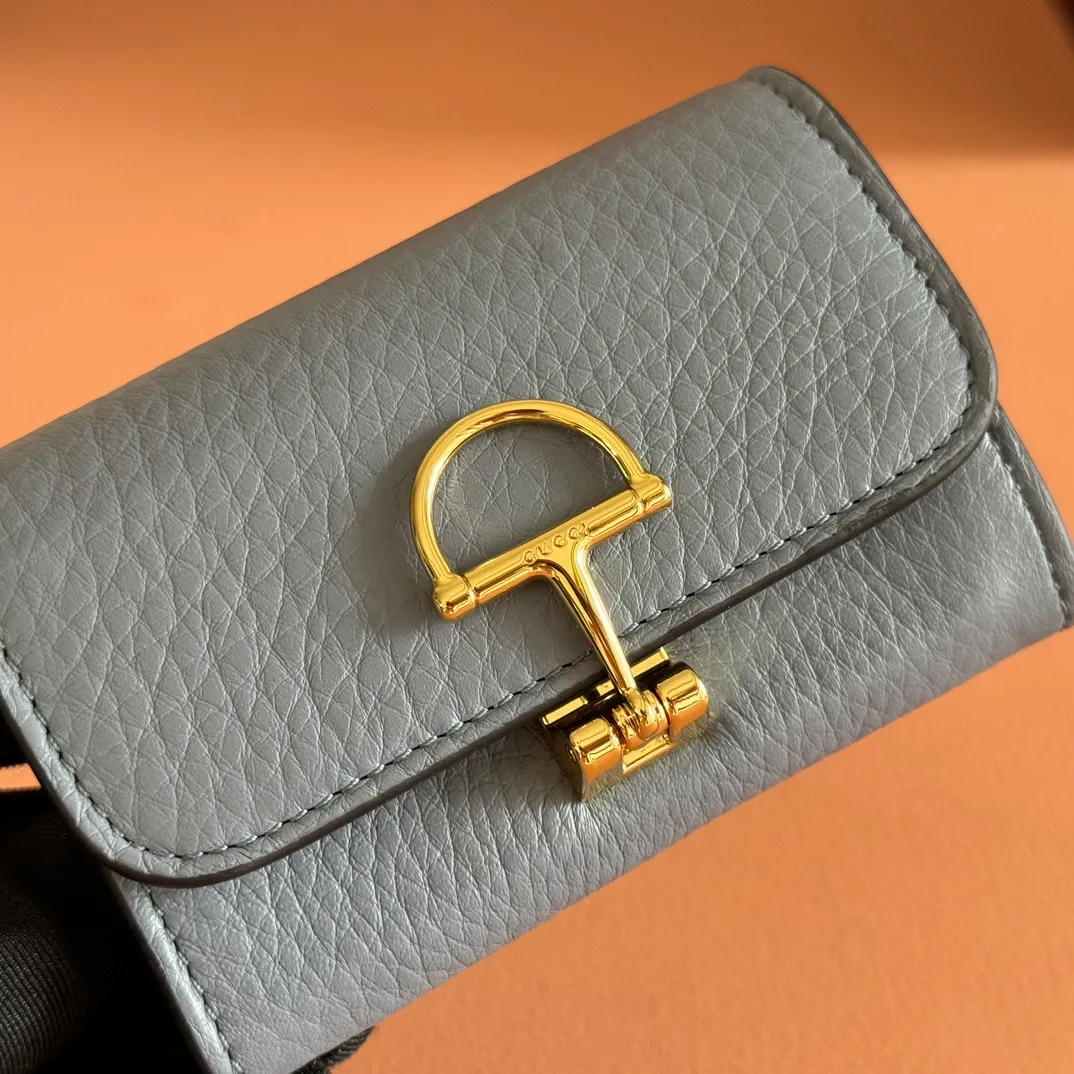 p440💋💋💋"With full set of original counter packaging" [New Product] Gucci continues the brand's deep heritage and deepens its connection with the origins of equestrianism. The half-horsebit pattern is transformed into opening and closing details, adding color to many small leather goods. This card holder is crafted from Gucci Ancola red grained calf leather and is embellished with classic elements. Gucci Ankara red grained calfskin Light gold tone hardware Half horsebit closure Interior: One zip pocket, one flat pocket, one compartment Outside: One open pocket Snap-stud closure Ident: 828148. Dimensions: 10.5cm (width) x 7cm (height) x 3cm (depth) Weight: approx. 62g