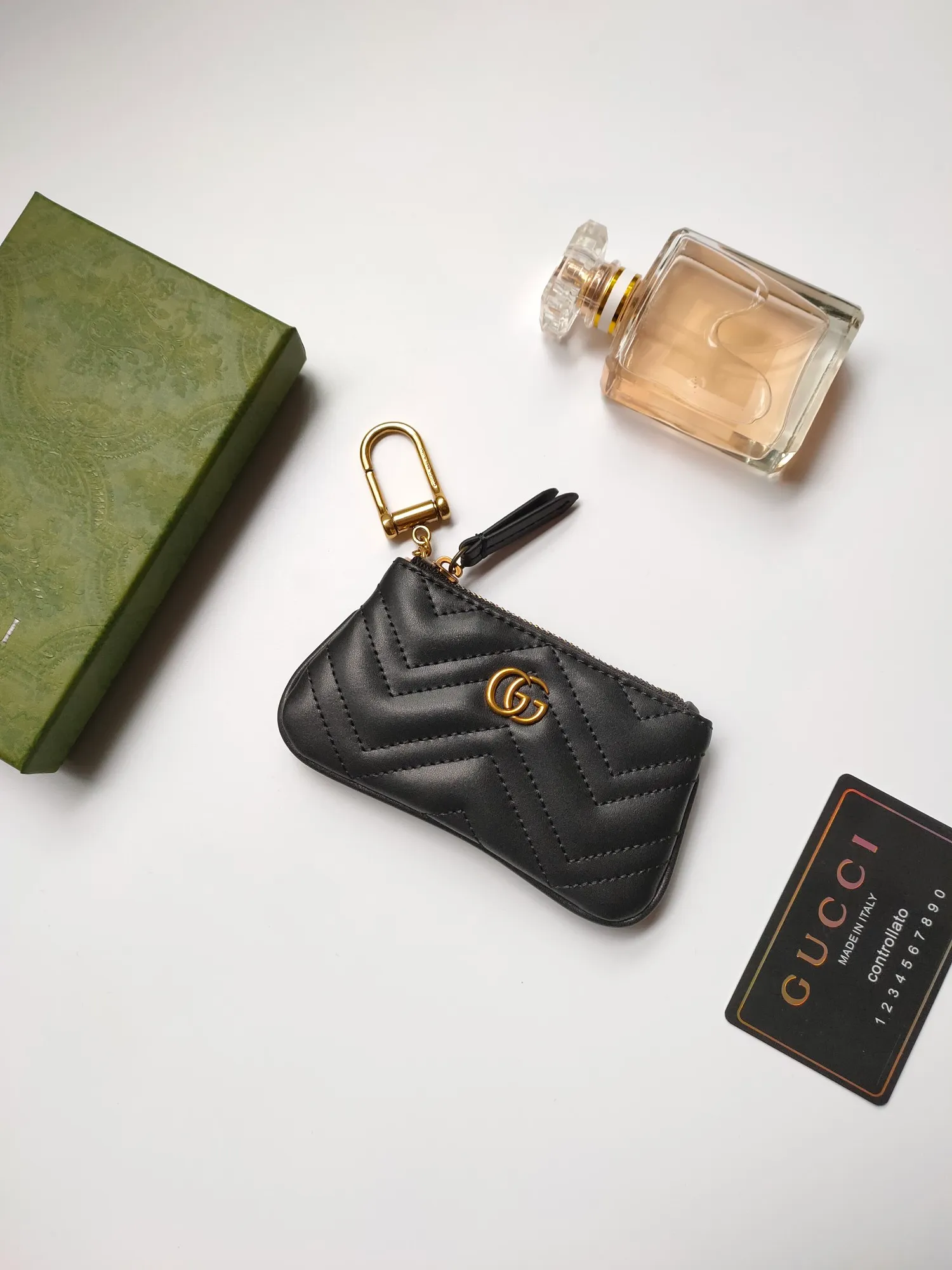 ￥130 GUCCI’s new small coin purse ~ lipstick bag🧃🧃 is made of imported calfskin with embroidered wavy pattern, 🧃🧃 matched with exquisite original factory bronze double G hardware 🧃🧃, flexible and unique hook buckle, small and exquisite, great effect, model: 671773, color: black, bright red, nude pink, size: 12.5x7x1.5cm