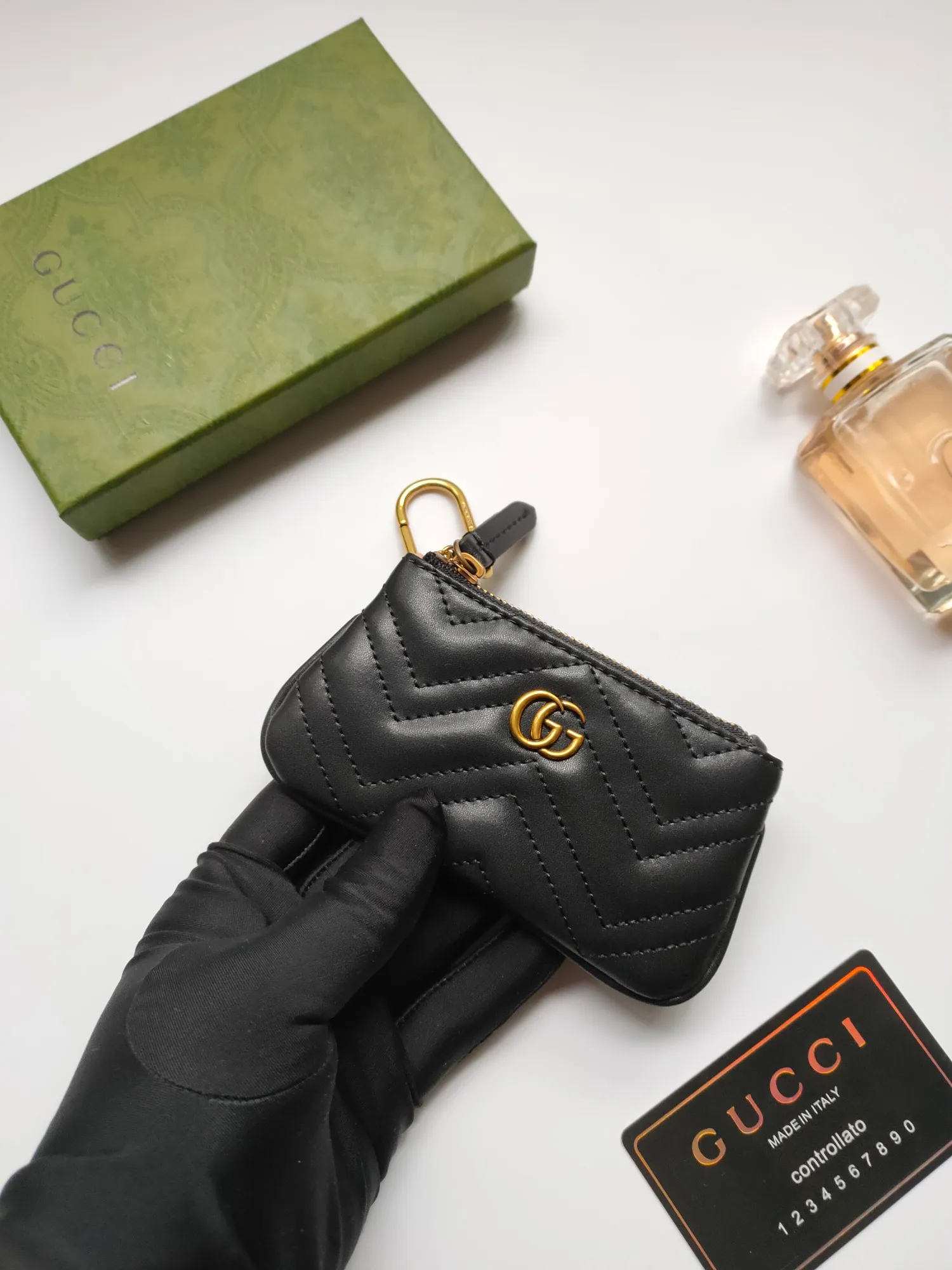 ￥130 GUCCI’s new small coin purse ~ lipstick bag🧃🧃 is made of imported calfskin with embroidered wavy pattern, 🧃🧃 matched with exquisite original factory bronze double G hardware 🧃🧃, flexible and unique hook buckle, small and exquisite, great effect, model: 671773, color: black, bright red, nude pink, size: 12.5x7x1.5cm