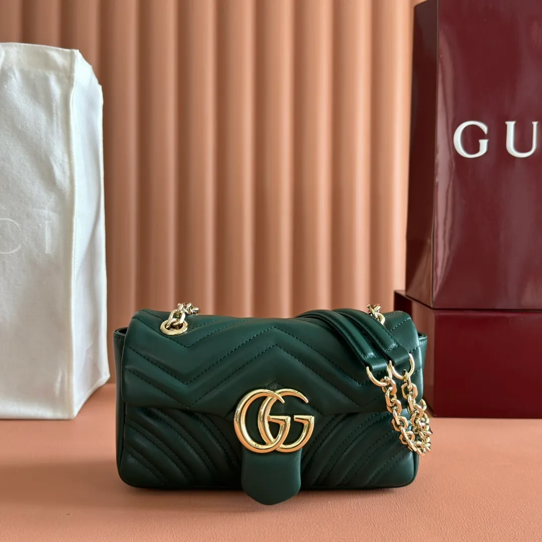 p1300. 💋💋💋【Original leather configuration counter complete package】The brand's iconic GG Marmont series is ingeniously integrated with double G-shaped accessories and faceted chain straps, and soft leather is selected to create a soft-lined bag shape. White V-shaped Matelassé sheepskin. Light gold-tone hardware. Gucci ankara red viscose lining. Interior: One open pocket. Sliding chain strap that can be used as a shoulder strap (55 cm high). Snap-lock flap. Ident.: 837280. Dimensions: 22cm (width) x 12.5cm (height) x 6cm (depth) Weight: approximately 0.55kg Color: green full leather/original leather. Made in Italy